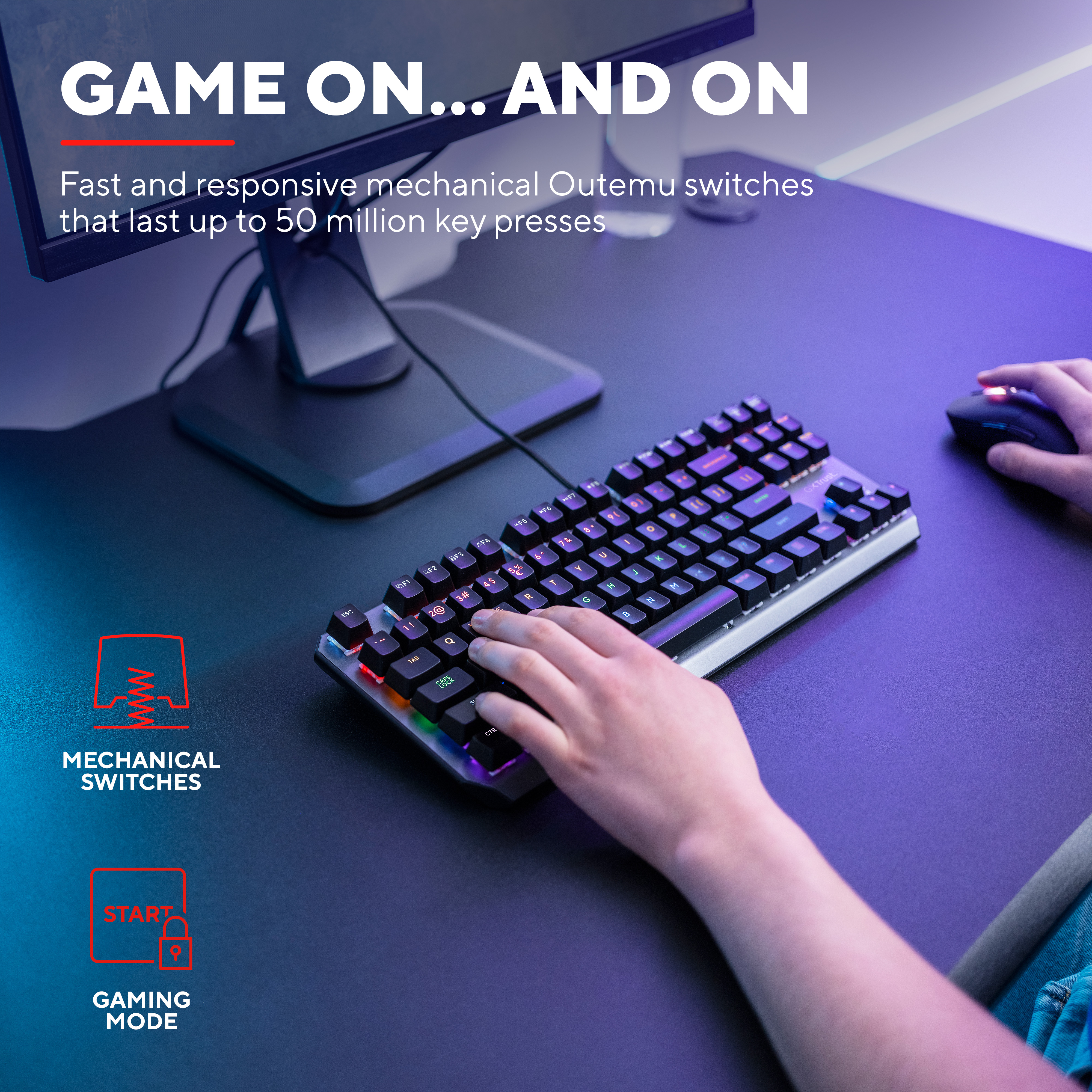 Eine Gaming-Tastatur mit einer Hand darauf und eine Maus auf einem dunklen Schreibtisch.