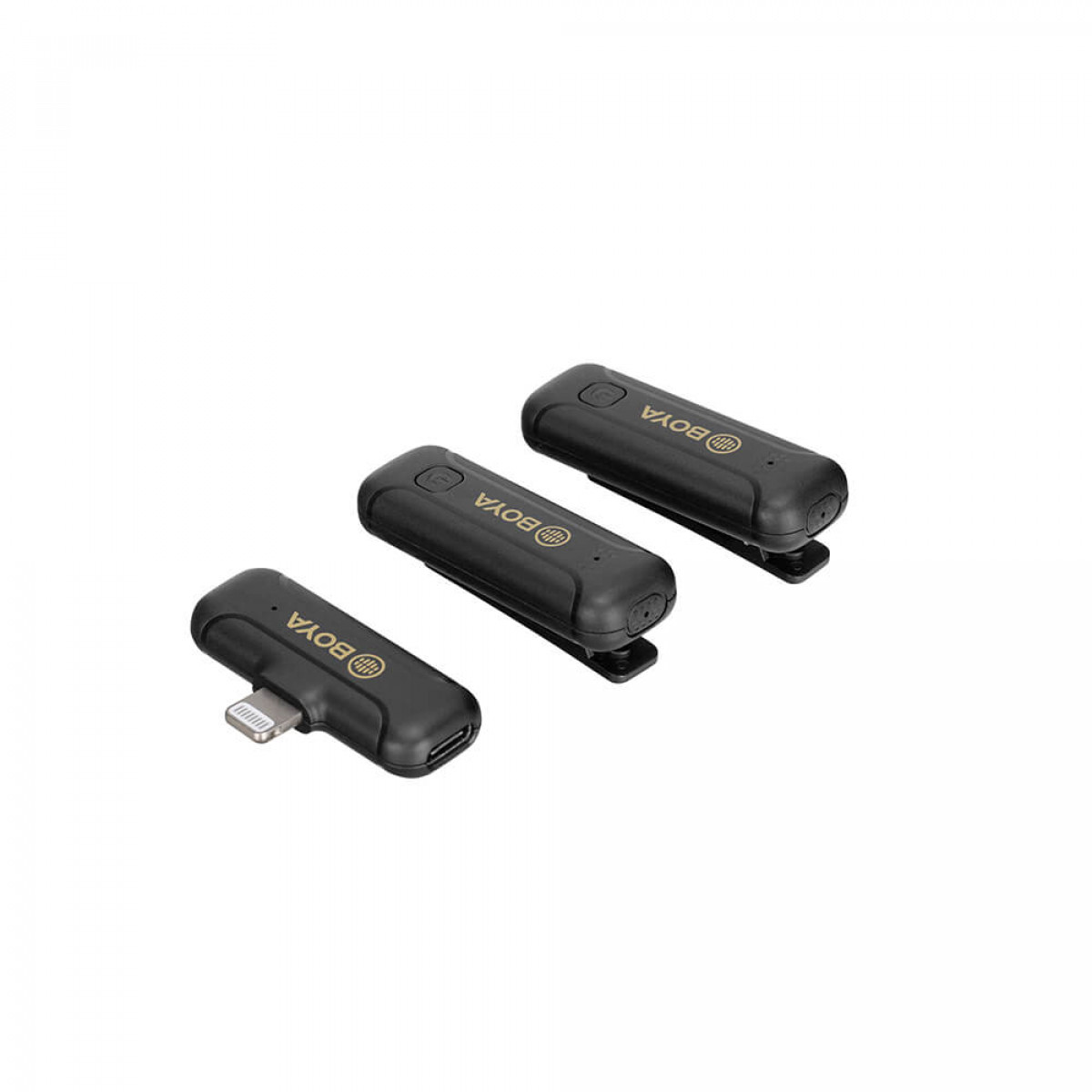 Tres micrófonos inalámbricos negros con clips. Cada uno tiene un logotipo de BOYA.