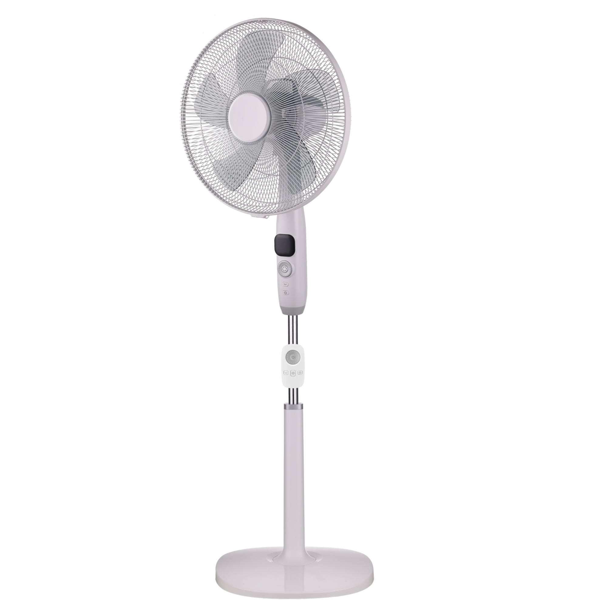 Ein weißer Standventilator mit Digitalanzeige. Er steht auf weißem Hintergrund.