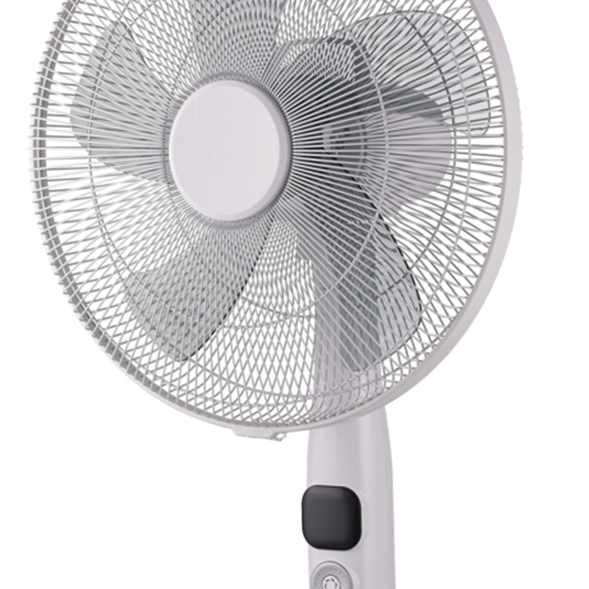 Weißer Standventilator mit schwarzem Bedienfeld auf weißem Hintergrund.