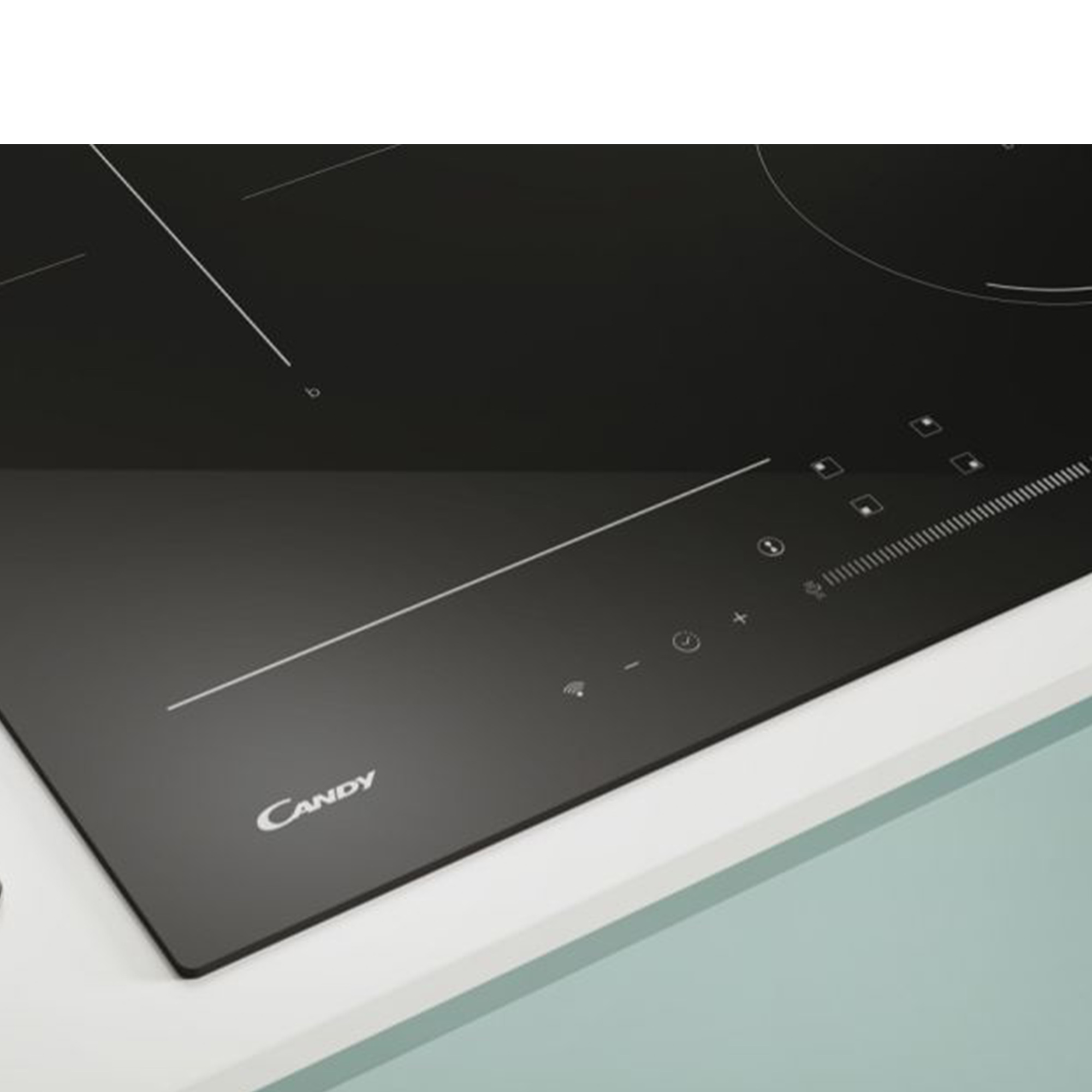 Schwarzes Candy Kochfeld. Das Kochfeld hat Touch-Bedienelemente. Die Oberfläche ist glänzend und glatt.