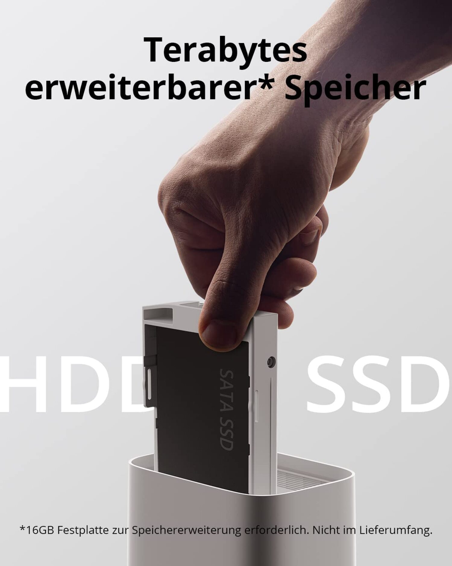Hand, die eine schwarze SATA-SSD in ein weißes Speichergerät einsetzt.
