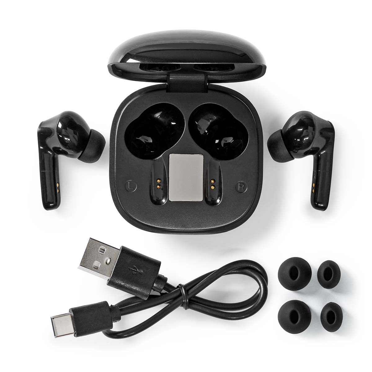 Schwarze Ohrhörer in einem Ladecase, mit zusätzlichen Ohrstöpseln und USB-Kabel.