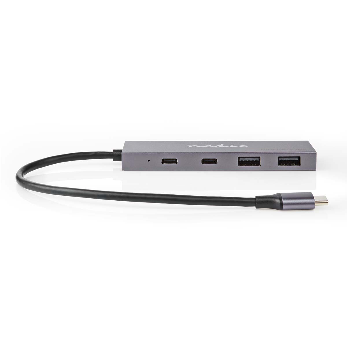 Een grijze USB-C hub met meerdere poorten en een zwarte kabel die uitloopt in een USB-C connector.