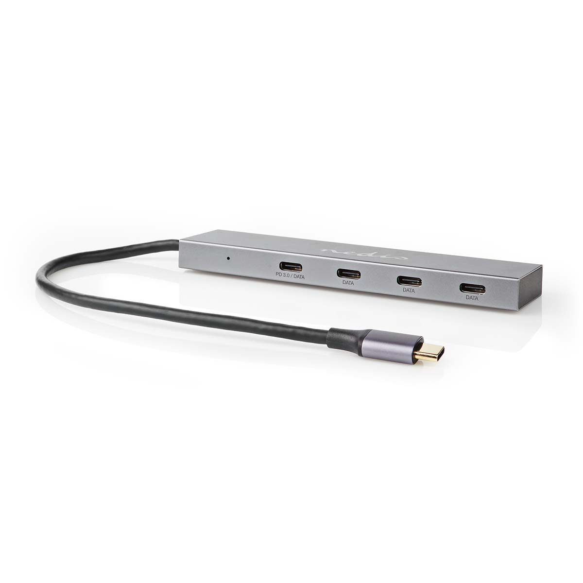 Hub USB argento con tre porte USB e connettore USB-C, cavo nero.