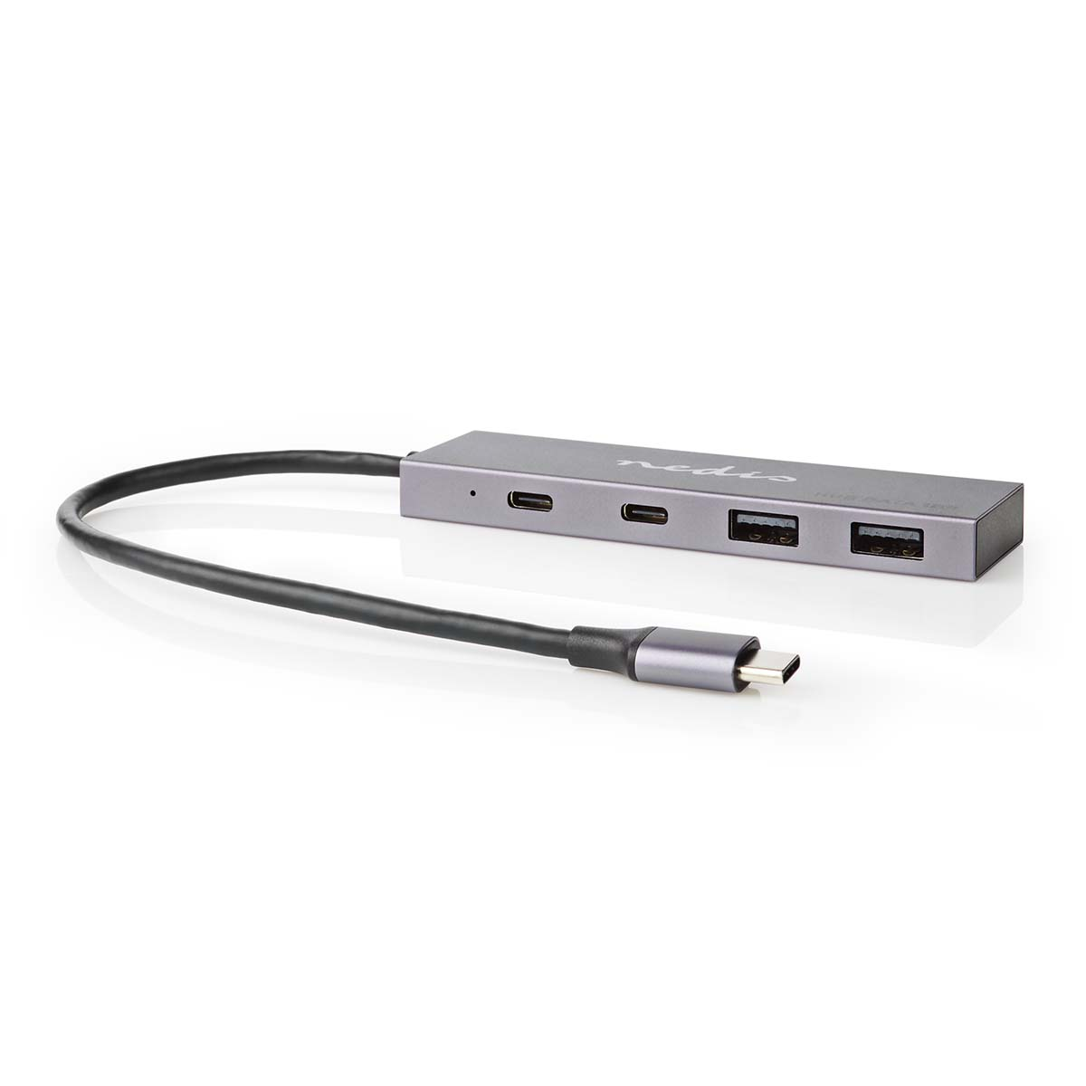 Grijze USB-C hub met meerdere poorten en een zwarte kabel, op een witte ondergrond.