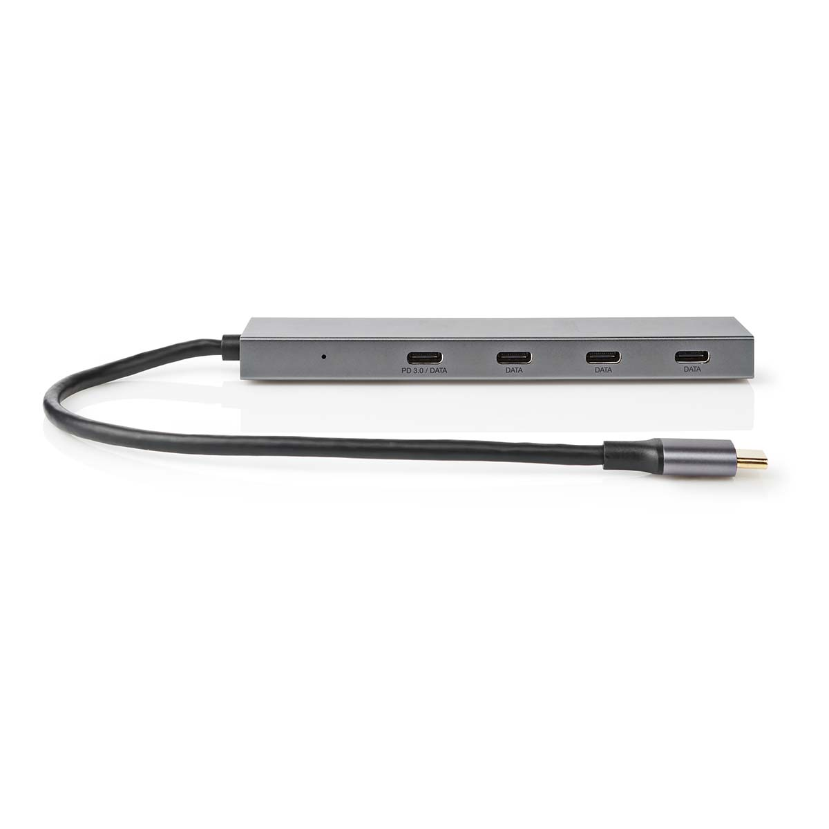 Hub USB-C grigio con più porte e un cavo. Sfondo bianco.