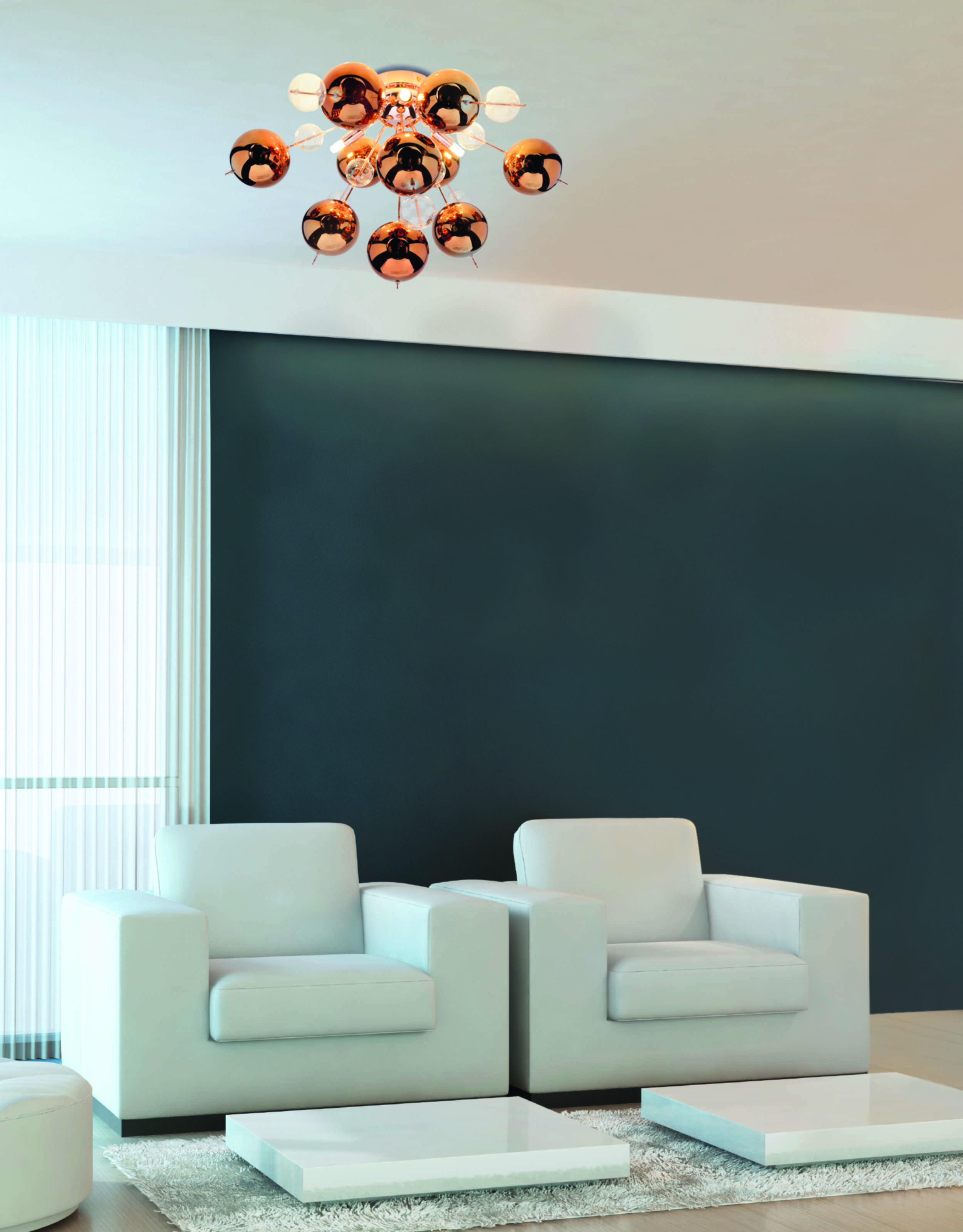 Modernes Wohnzimmer mit weißen Stühlen, Kupferleuchte und dunkler Wand.