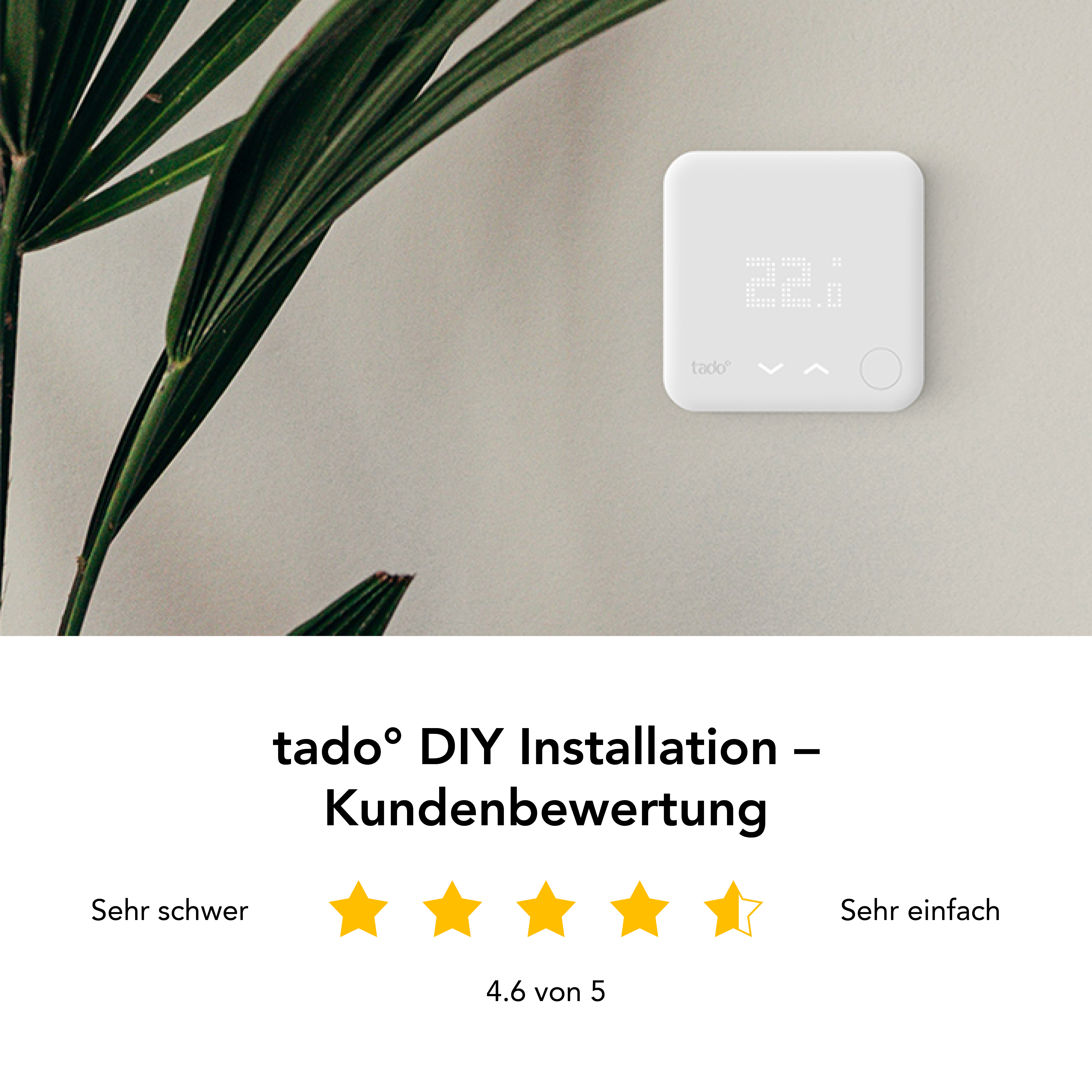 Ein weißer, intelligenter Thermostat an einer Wand mit einer grünen, belaubten Pflanze im Hintergrund.