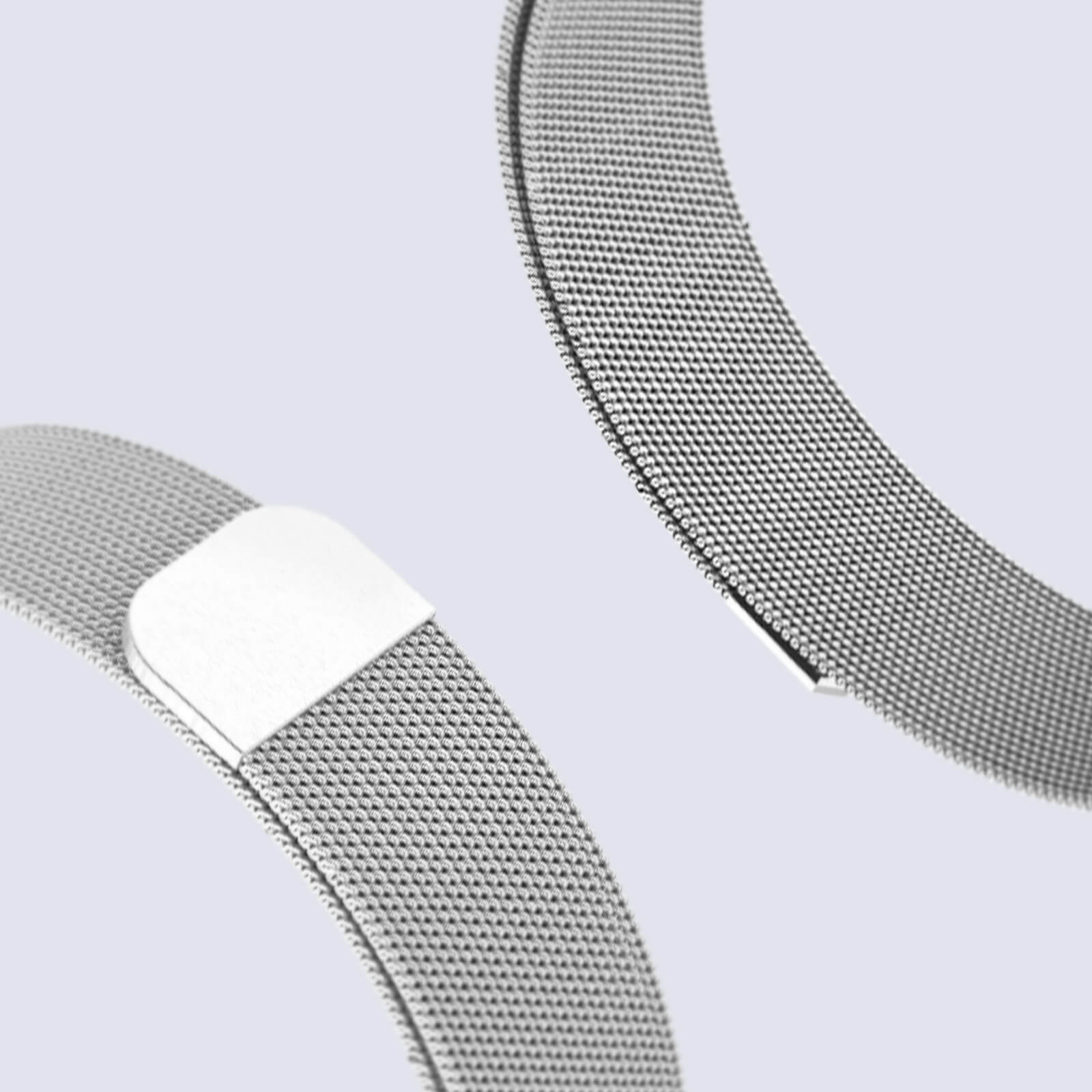 Primer plano de una correa de reloj de malla plateada. La textura de la malla es visible. Fondo blanco.