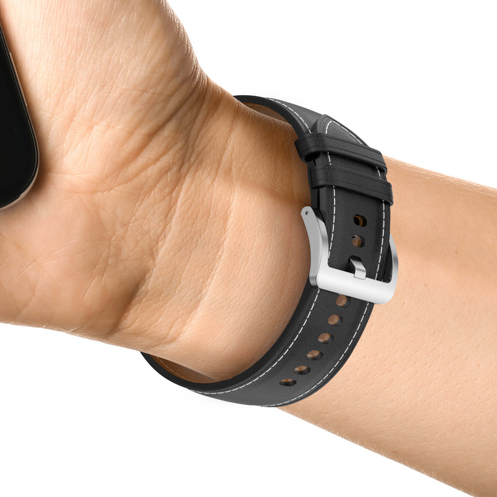 Mano con correa de reloj de cuero negro con hebilla plateada y costuras blancas.