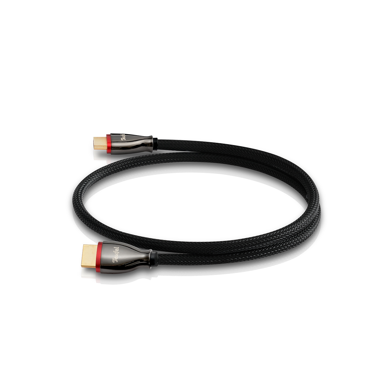 Schwarzes HDMI-Kabel mit roten Akzenten und goldenen Anschlüssen auf weißem Hintergrund.