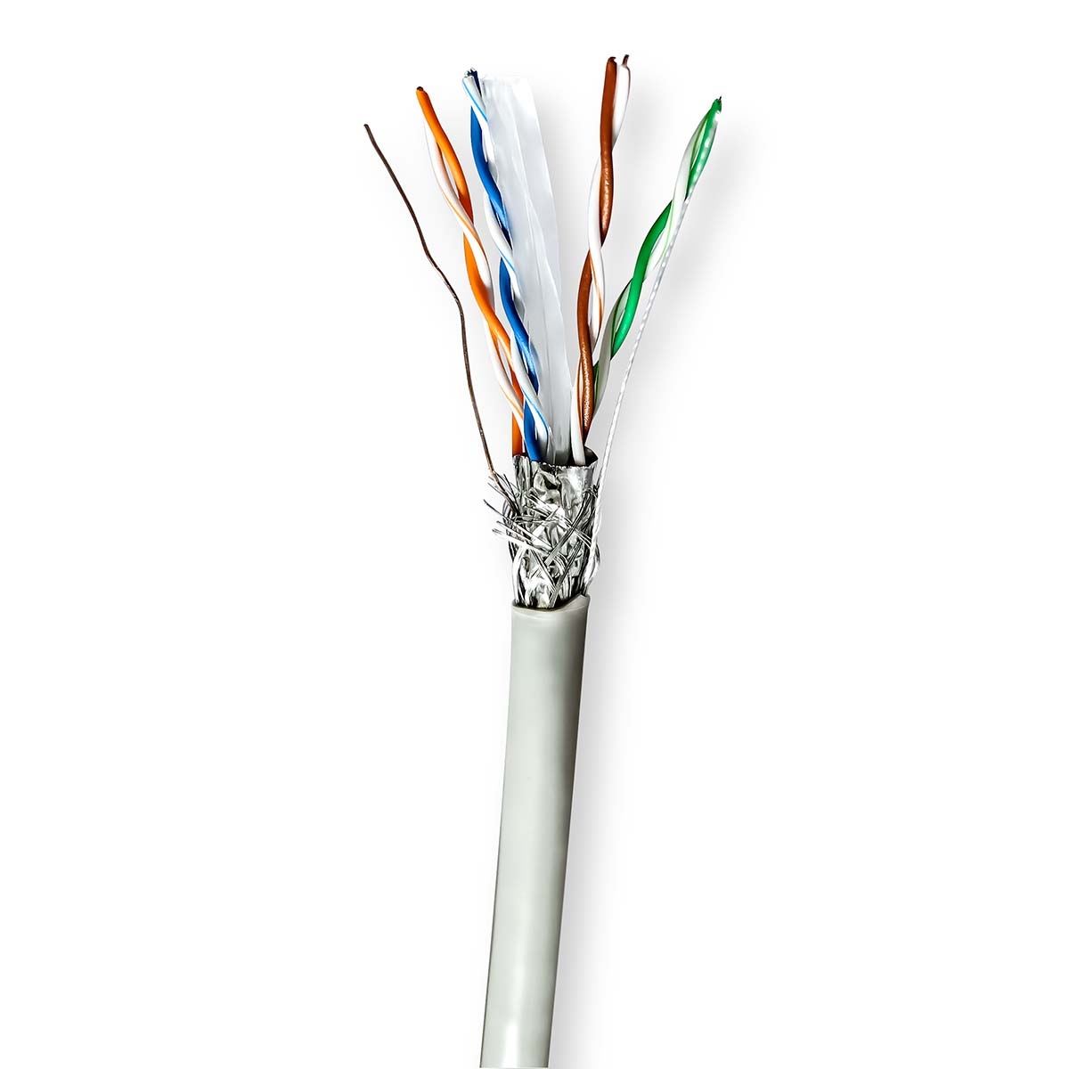 Nahaufnahme eines angeschnittenen Netzwerkkabels mit farbcodierten Drähten auf weißem Hintergrund.