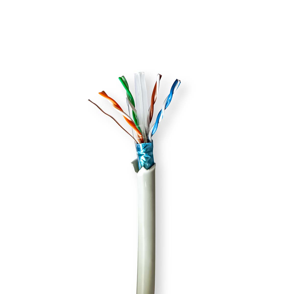 Ein geschnittenes CAT-Kabel, das farbige Drähte vor weißem Hintergrund zeigt.