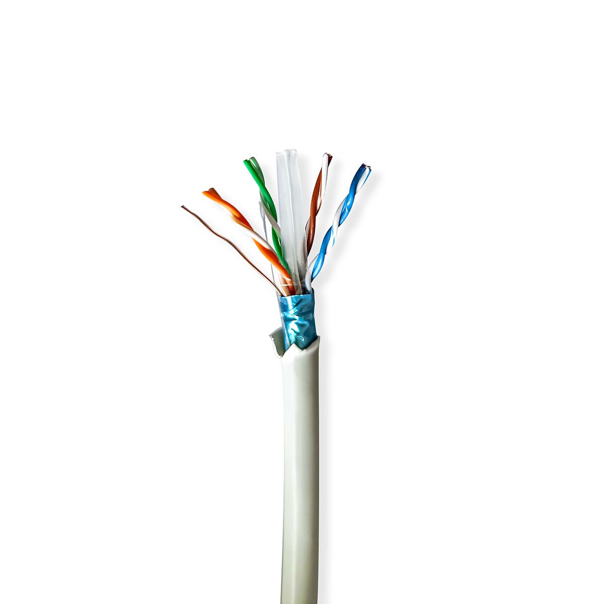 Geschnittenes Ethernet-Kabel mit farbigen Drähten. Weißes Kabel, freiliegende Drähte. Weißer Hintergrund.