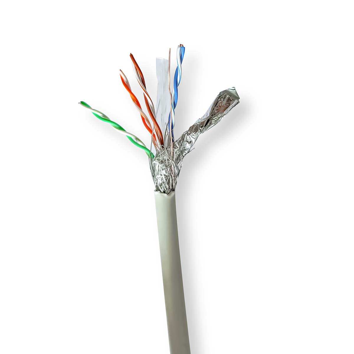 Geschnittenes CAT-Kabel mit freiliegenden Drähten: grün, orange, blau, weiß. Weißer Hintergrund.