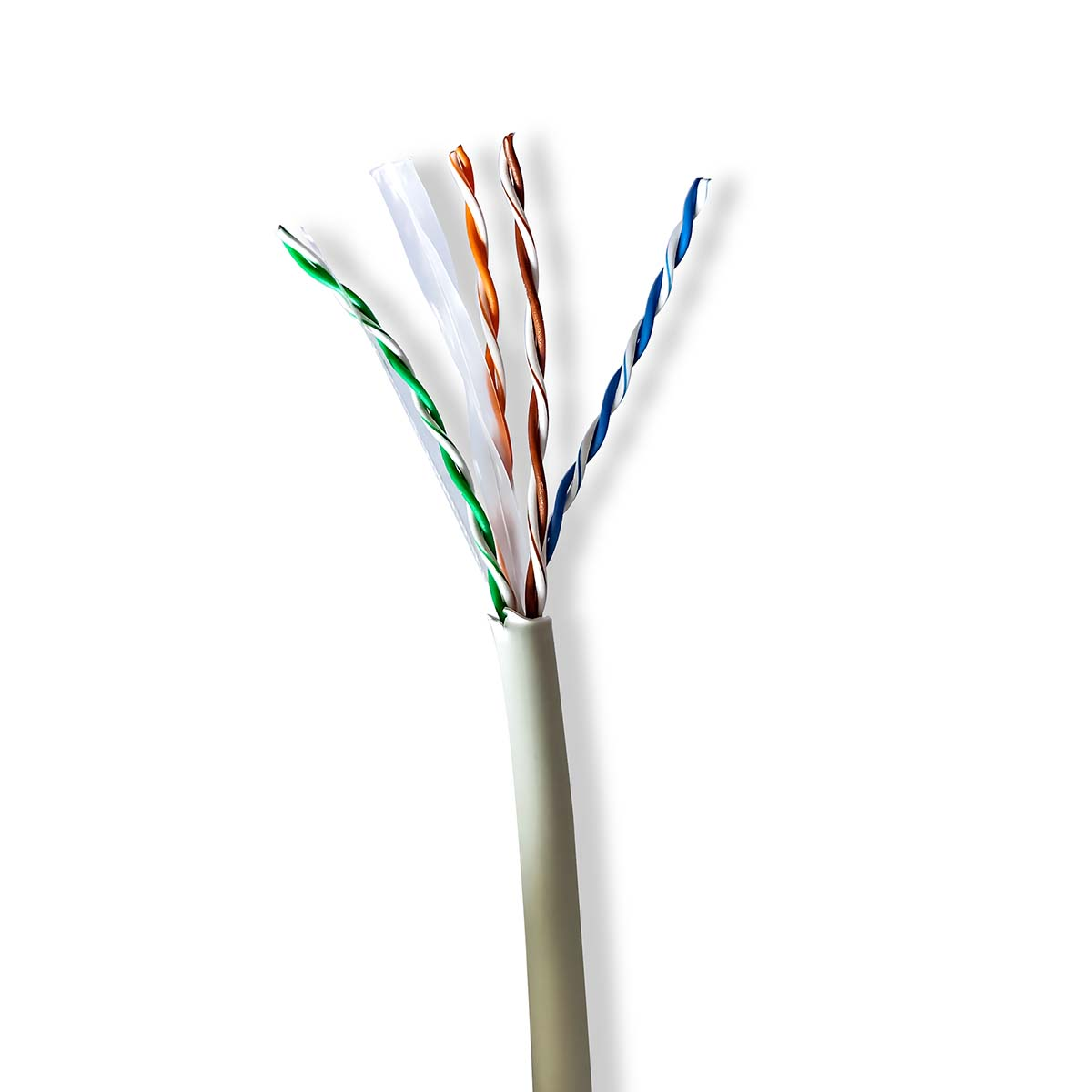 Nahaufnahme eines Netzwerkkabels mit freiliegenden, mehrfarbigen Drähten und weißem Äußeren.