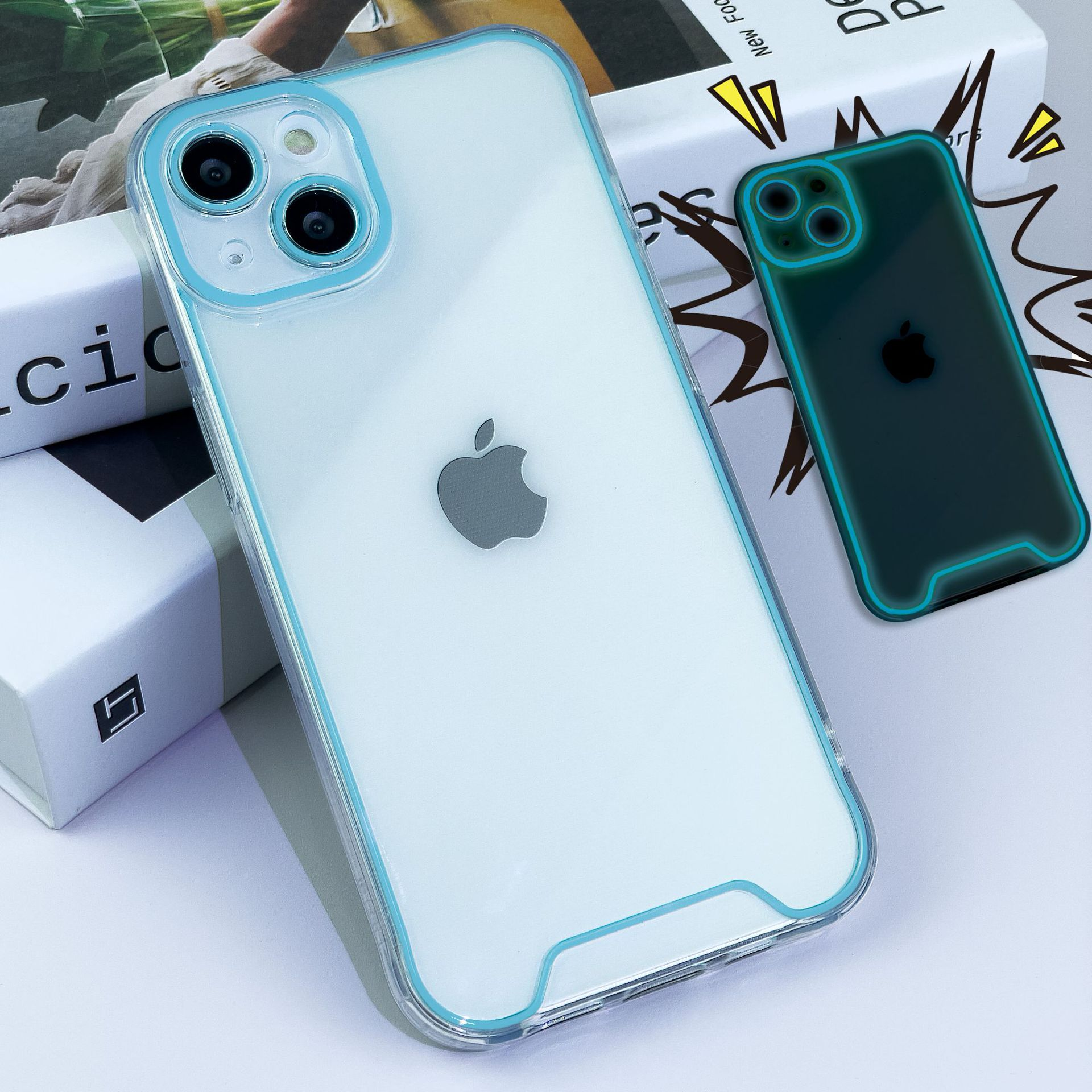 Weißes iPhone in einer transparenten, blau umrandeten Hülle. Eine andere Hülle mit grünem Rand.