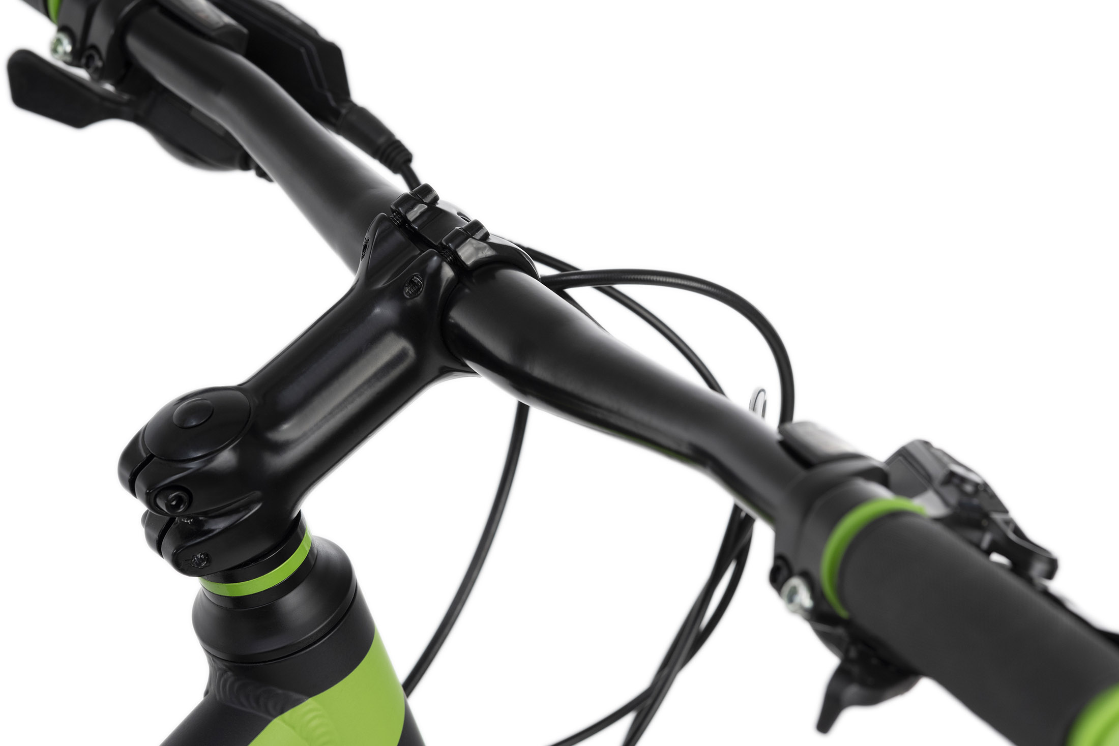 Schwarzer Fahrradlenker, grüne Akzente. Nahaufnahme von Vorbau und Bedienelementen.