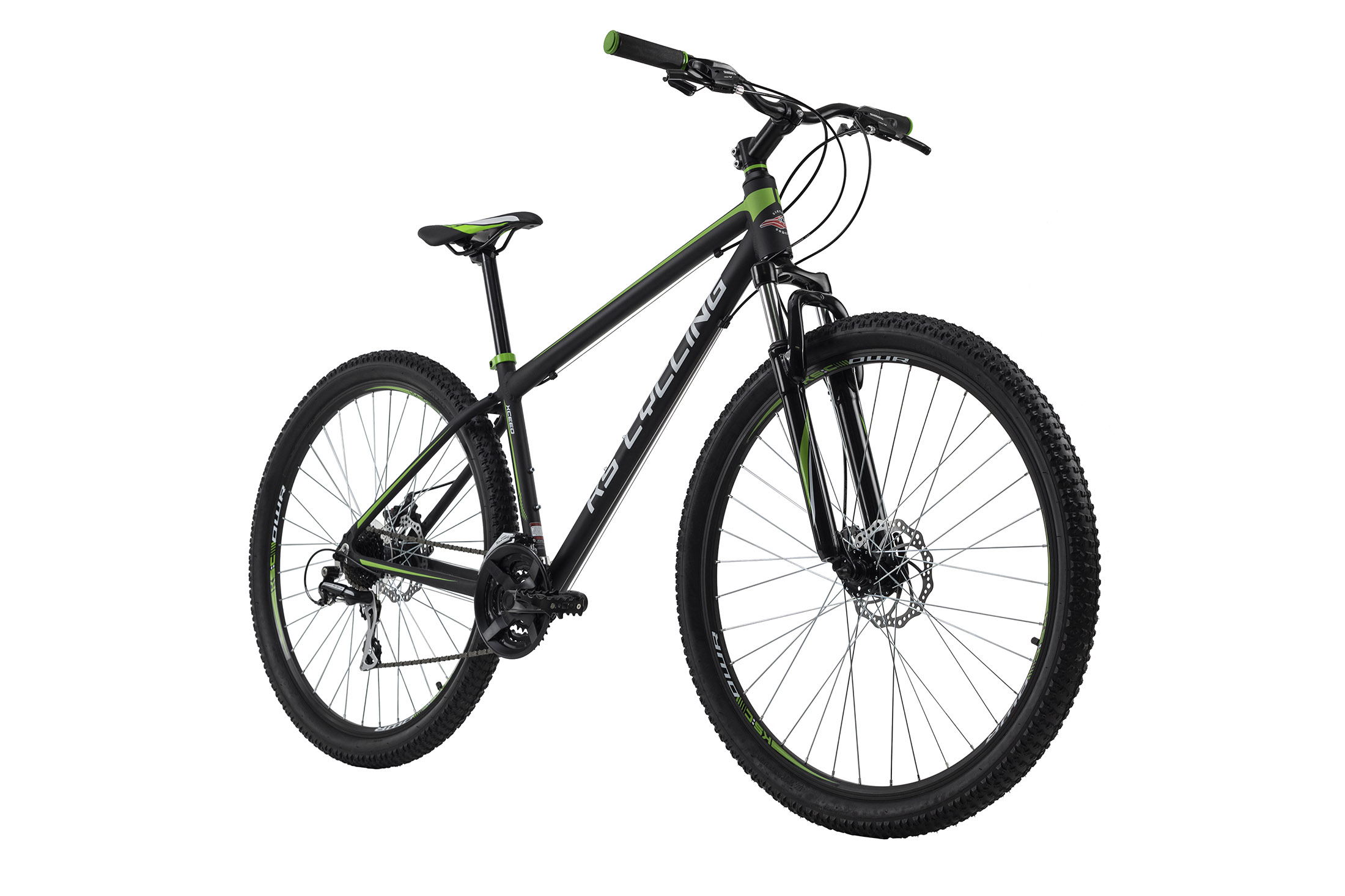 Schwarz-grünes Mountainbike auf Weiß. Grüne Akzente am Rahmen. Gerader Lenker.
