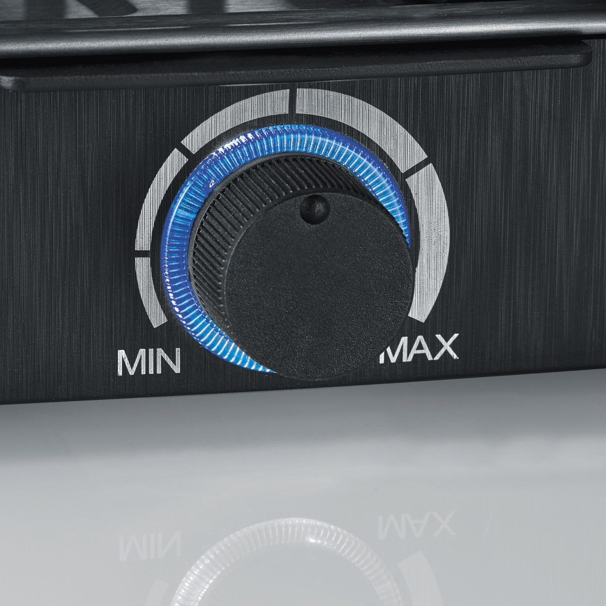 Primo piano di un quadrante nero con luce blu, etichettato MIN e MAX, che mostra un arco bianco.