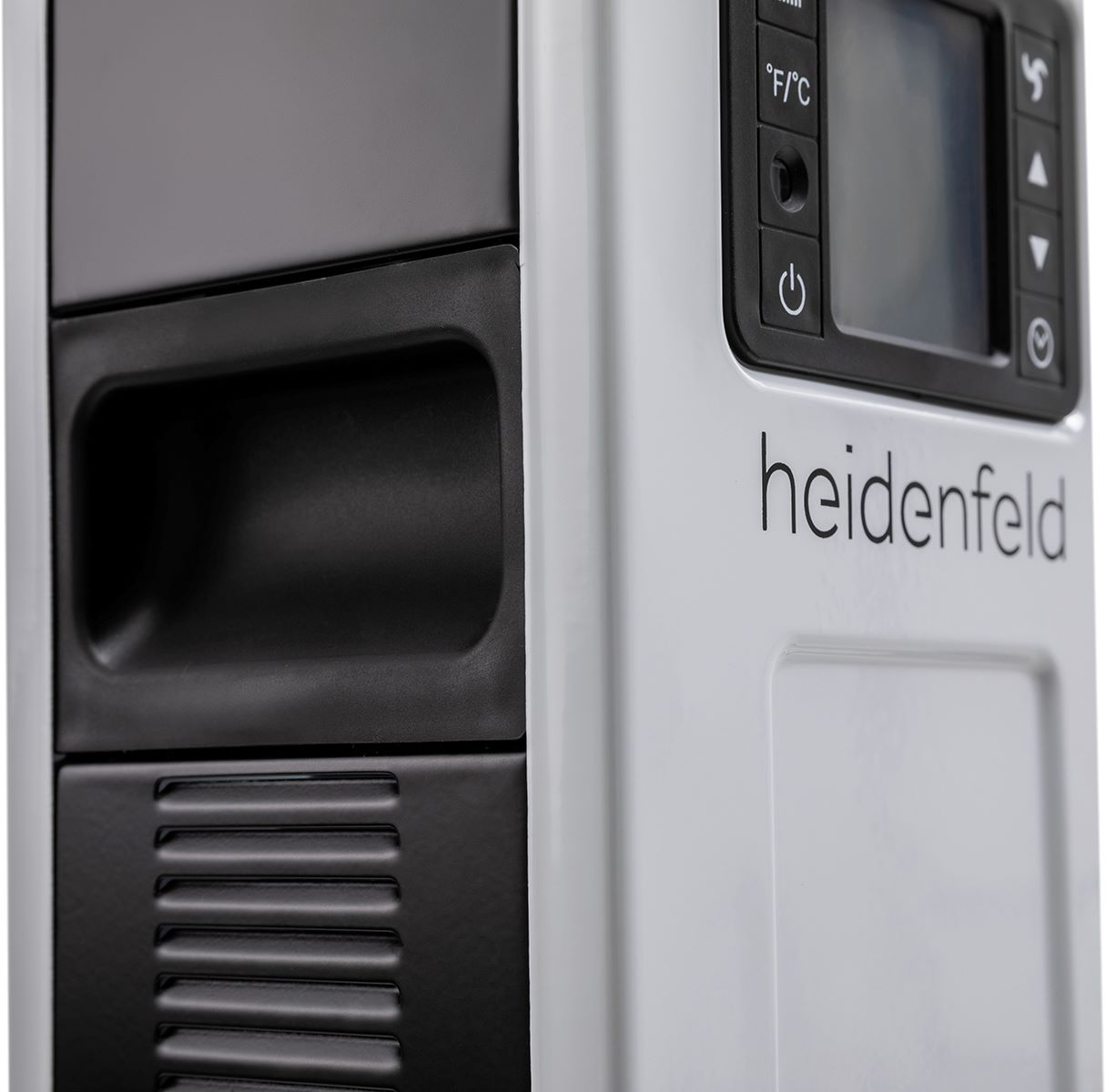 Nahaufnahme eines weißen und schwarzen elektronischen Geräts mit Digitalanzeige und Knöpfen.