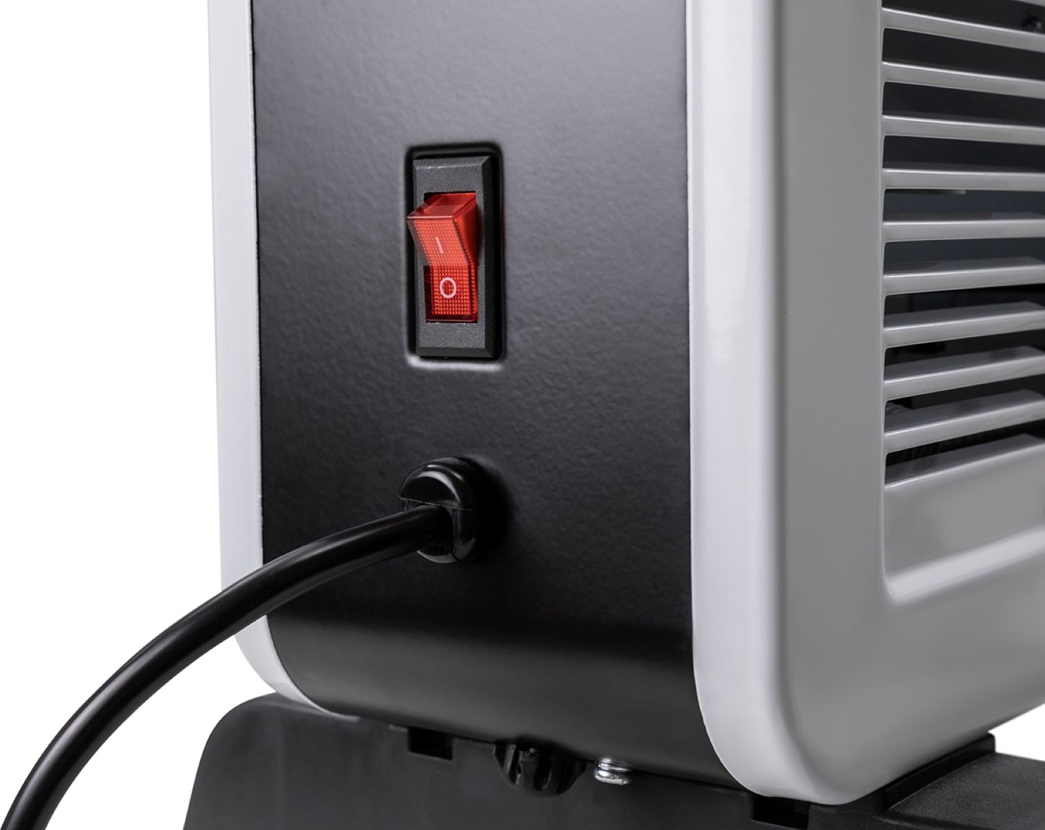 Nahaufnahme der Rückseite einer elektrischen Heizung mit rotem Netzschalter und schwarzem Kabel.