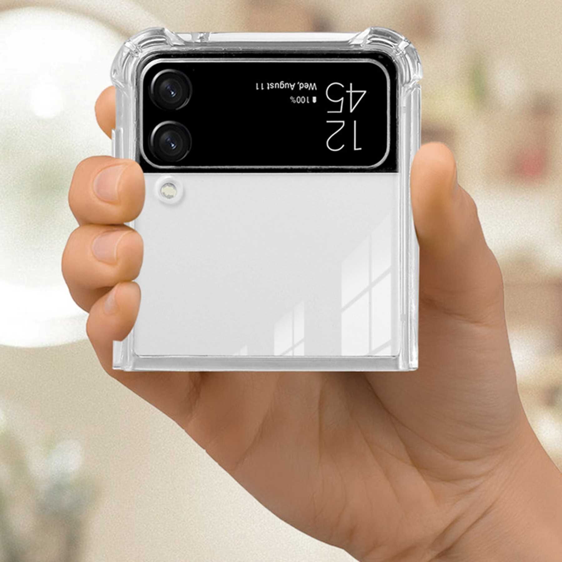 Hand hält eine weiß-schwarze Handyhülle mit einem schwarzen Telefon darin. Die Hülle ist transparent.