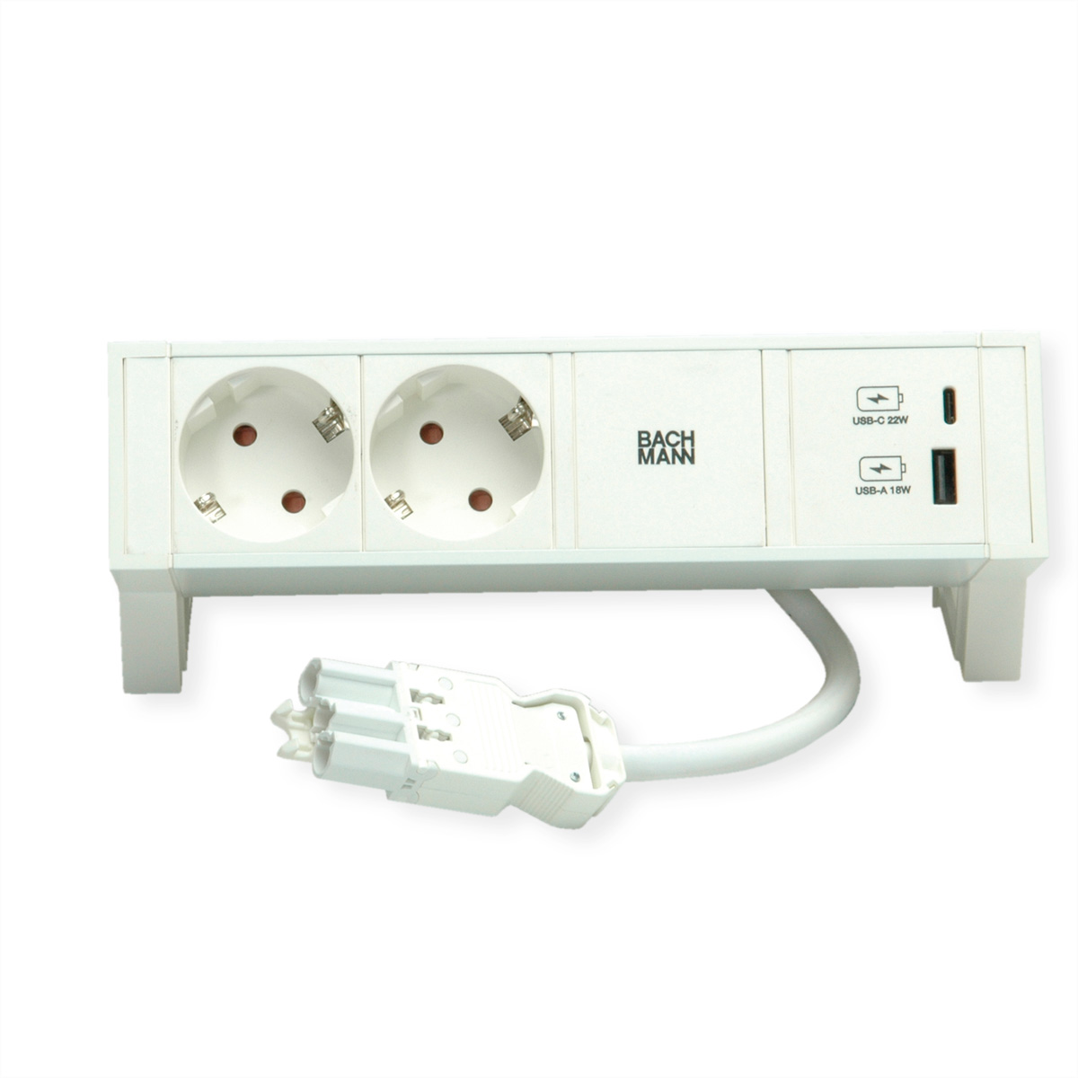 Eine weiße Steckdosenleiste mit zwei Steckdosen und zwei USB-Anschlüssen. Ein weißes Kabel ist angeschlossen. Bachmann-Logo vorhanden.