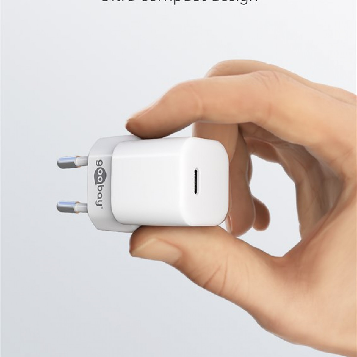Ein weißes USB-C-Ladegerät in einer Hand, mit Logo.