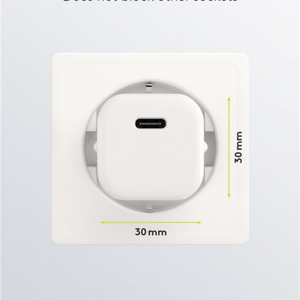 Weißes USB-Ladegerät in einer Steckdose. 30mm Abmessungen. Weißer Hintergrund.
