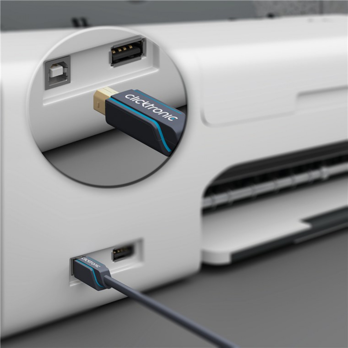 Ein Clicktronic USB-Adapter wird in einen Drucker gesteckt.