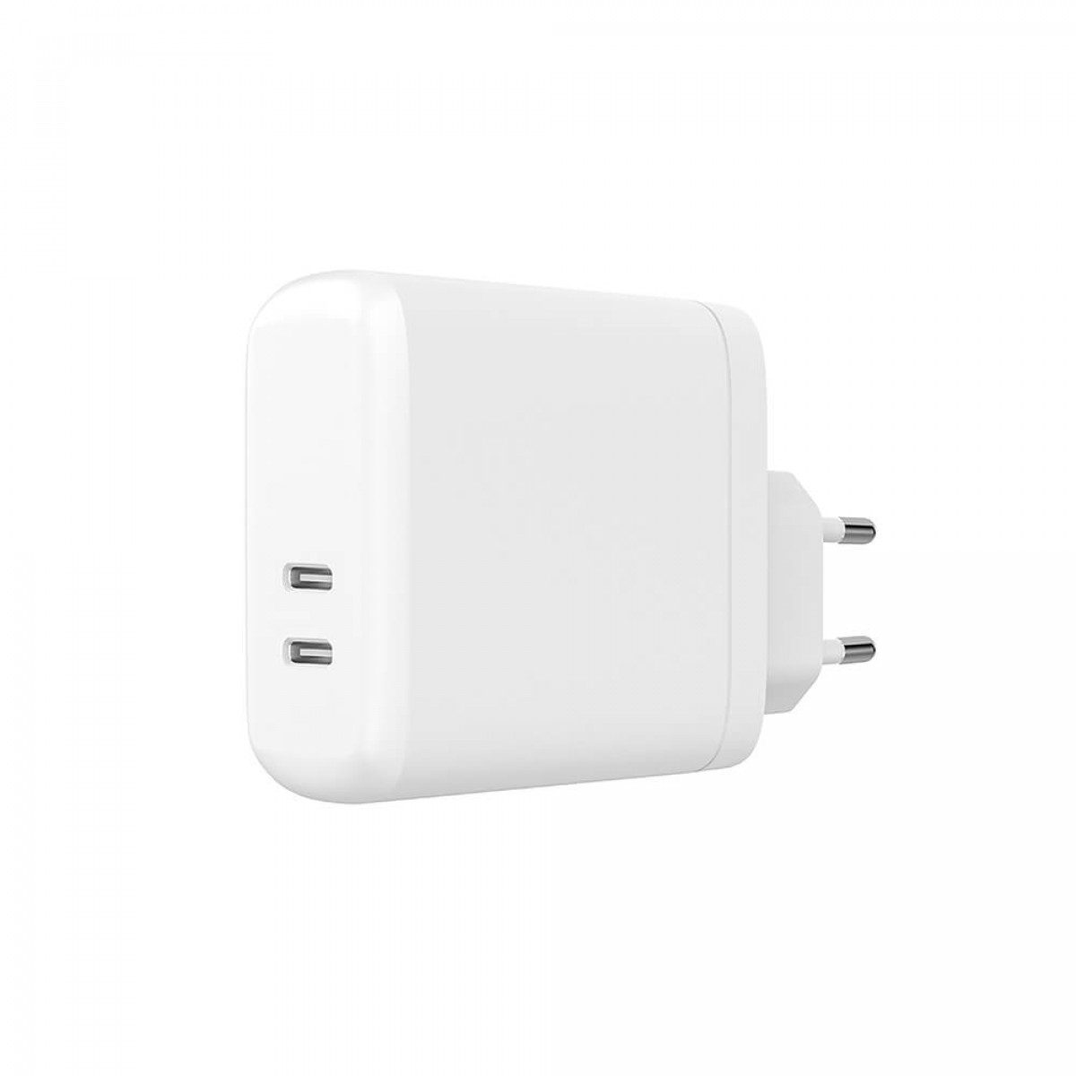 Weißes Netzteil mit zwei USB-Anschlüssen und einem Stecker. Isoliert auf weißem Hintergrund.