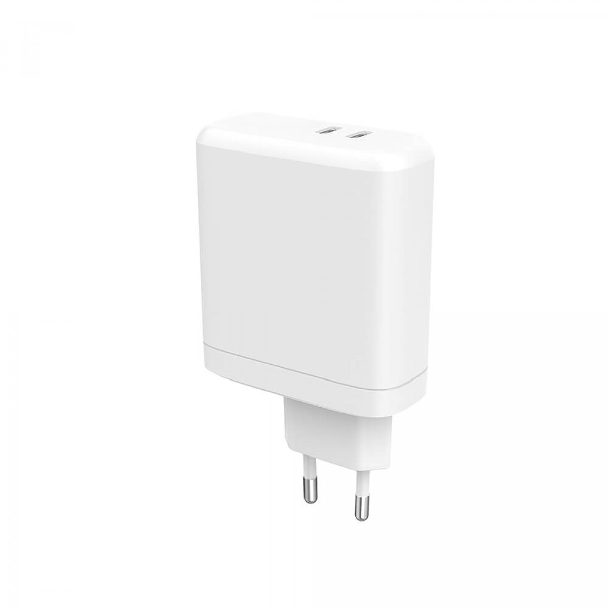 Weißes Ladegerät mit zwei USB-Anschlüssen und einem europäischen Stecker.