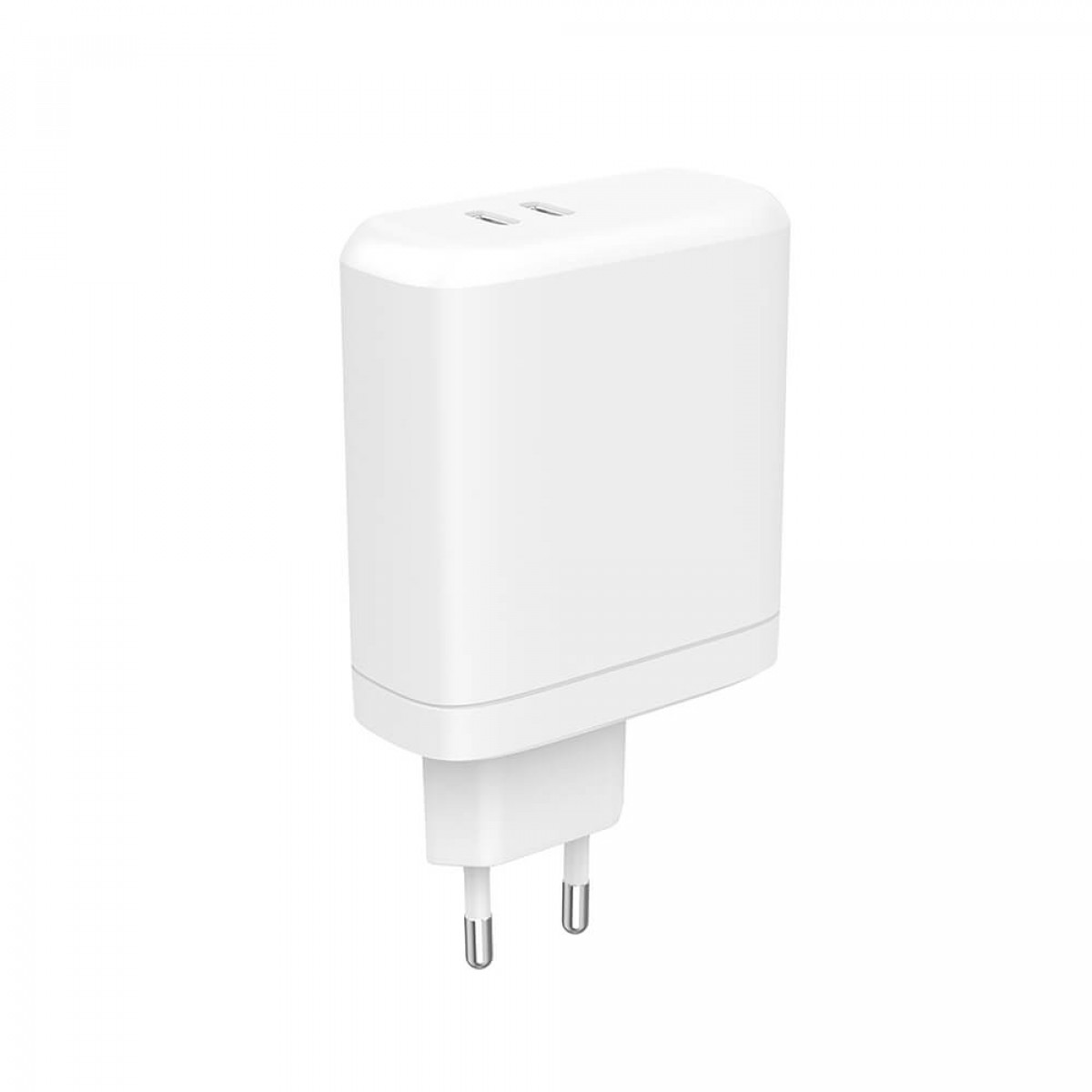Weißes Telefonladegerät mit zwei USB-Anschlüssen und zwei Stiften. Weißer Hintergrund.