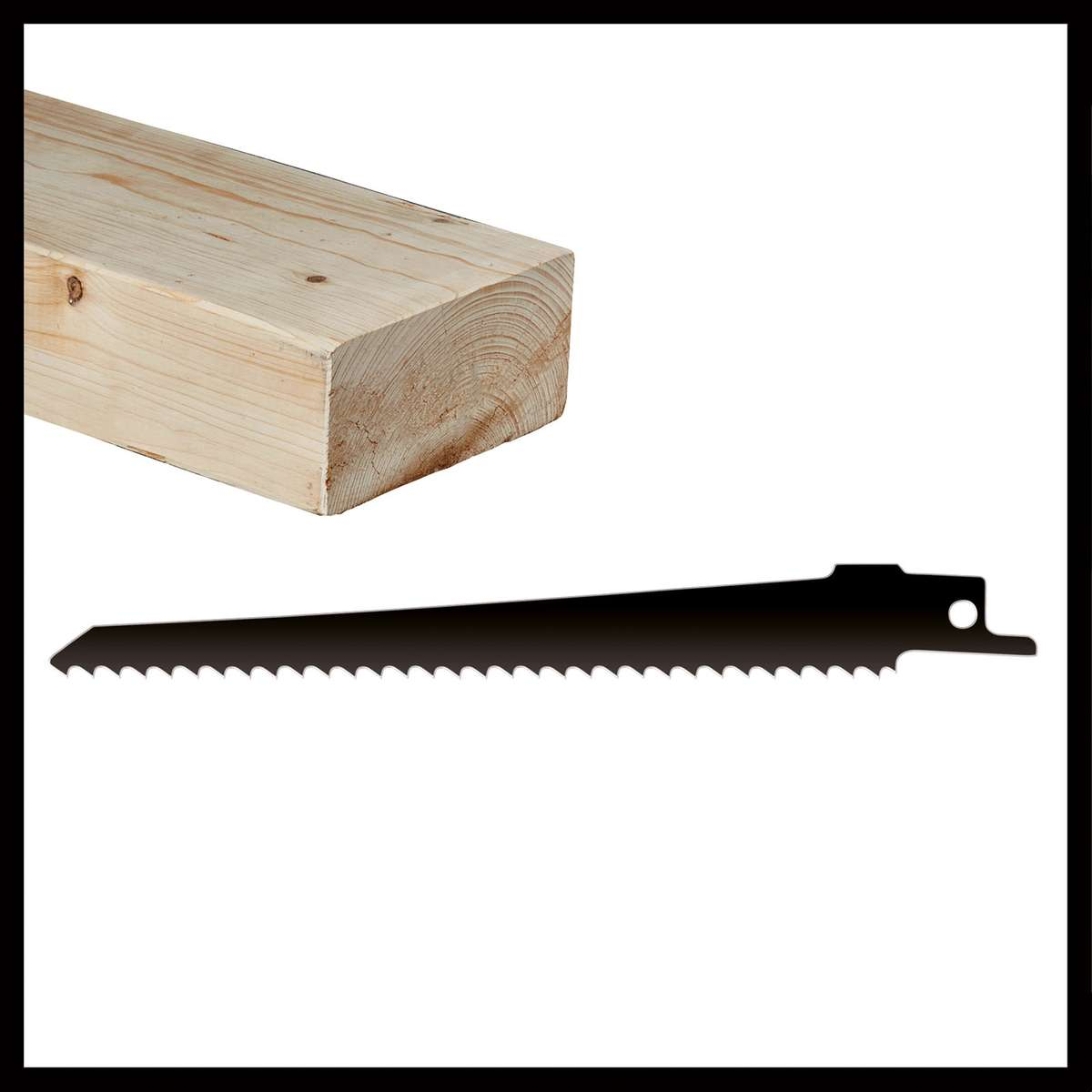 Holzbalken und ein Sägeblatt für eine Säbelsäge auf weißem Hintergrund.