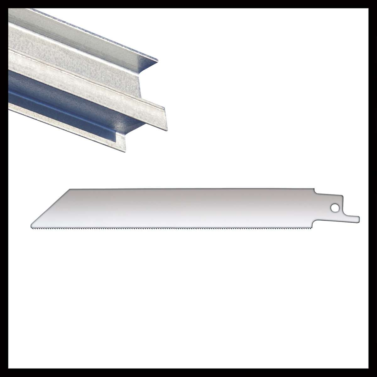 Metallsägeblatt und Metallstück. Das Sägeblatt ist silberfarben und hat Zähne. Das Metallstück ist silberfarben und abgewinkelt.