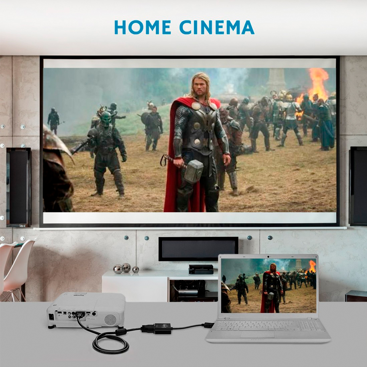 Configuración de cine en casa con una película en la pantalla. Un portátil y un proyector están conectados. Pared blanca.