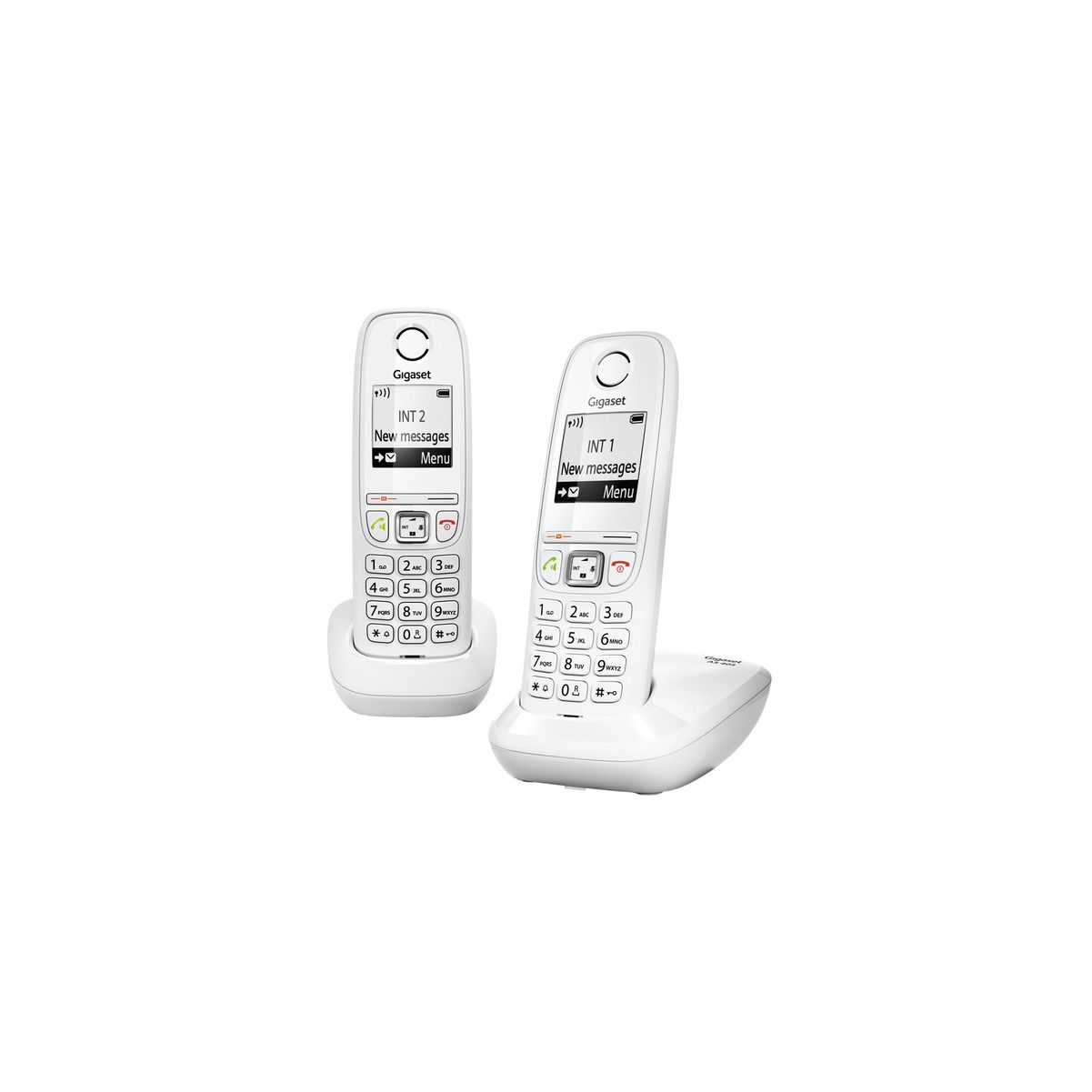 Dos teléfonos inalámbricos blancos con base de carga, sobre fondo blanco.