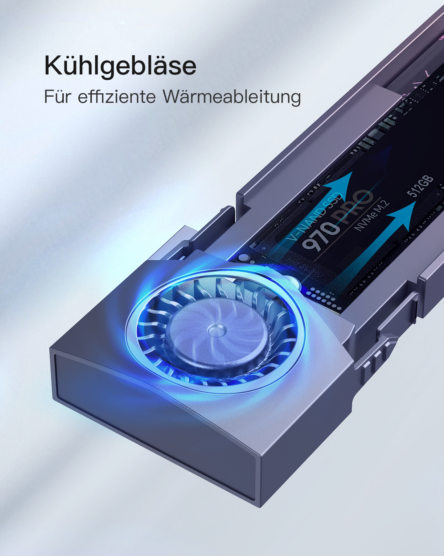 Ein silberner SSD-Kühler mit Lüfter, der eine NVMe SSD kühlt.