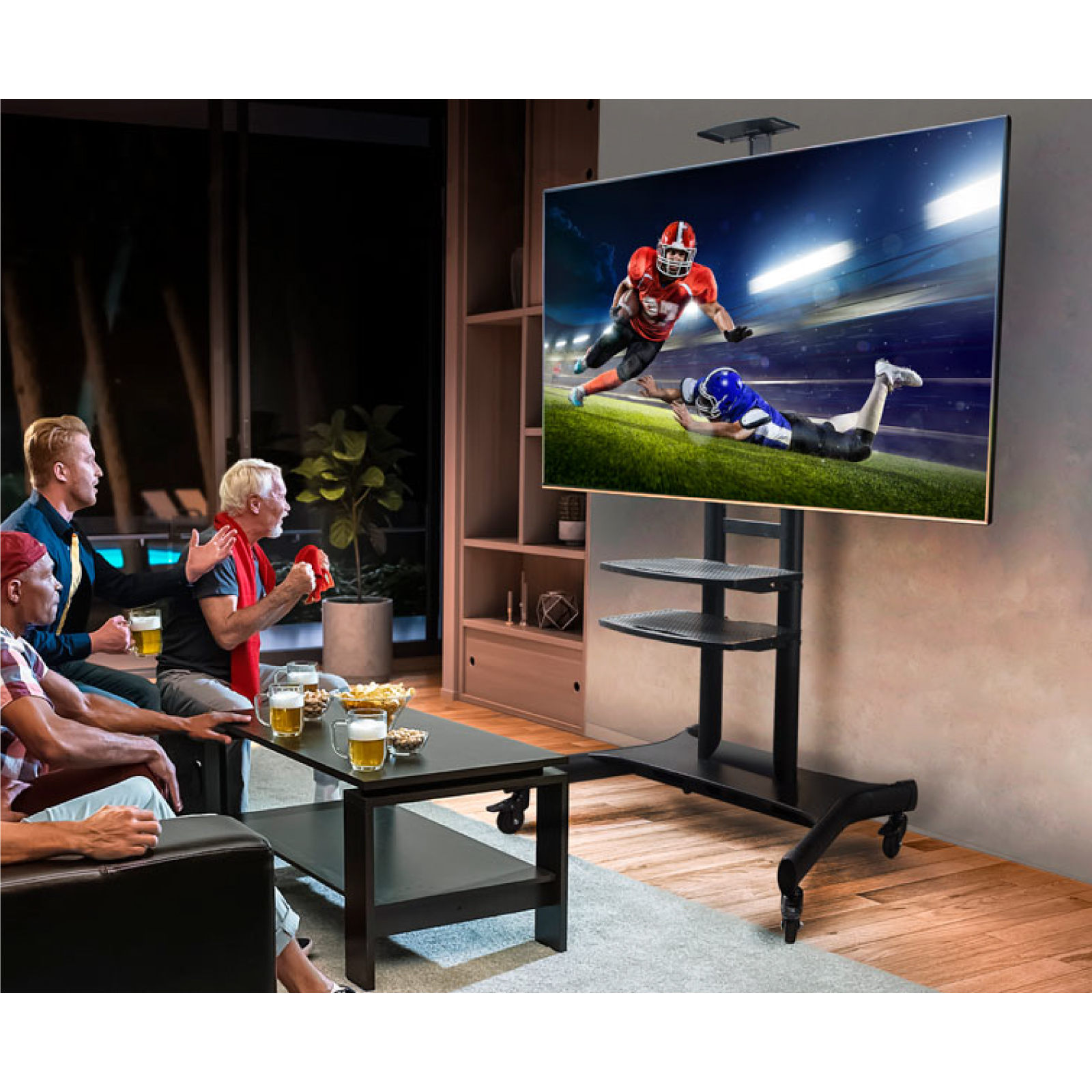 Männer schauen fern, auf dem ein Football-Spiel gezeigt wird. Der Fernseher steht auf einem schwarzen Ständer.