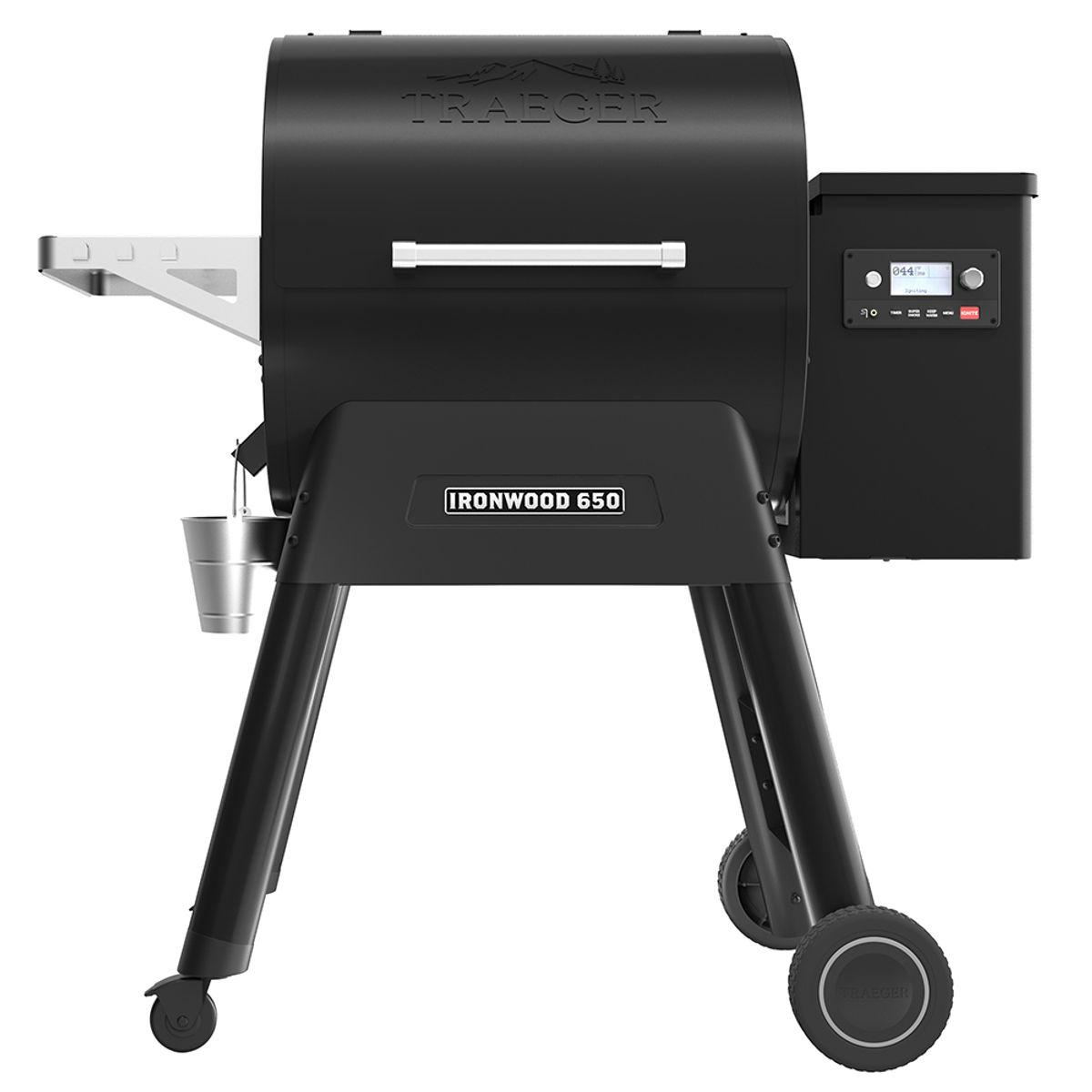 Parrilla negra Traeger Ironwood 650, con panel de control digital y cubo. Aislada.