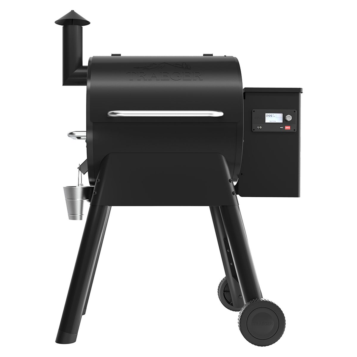 Parrilla Traeger negra con chimenea y panel de control digital. Cubo visible. Aislada.