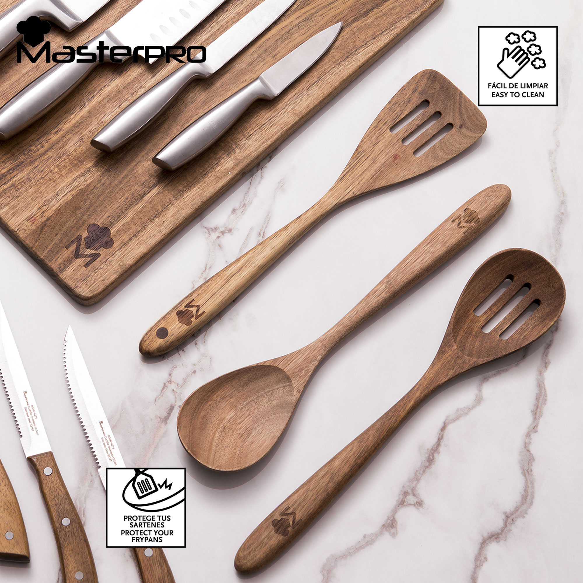 Utensilios de cocina de madera sobre una tabla de cortar de madera con cuchillos y etiquetas de texto.