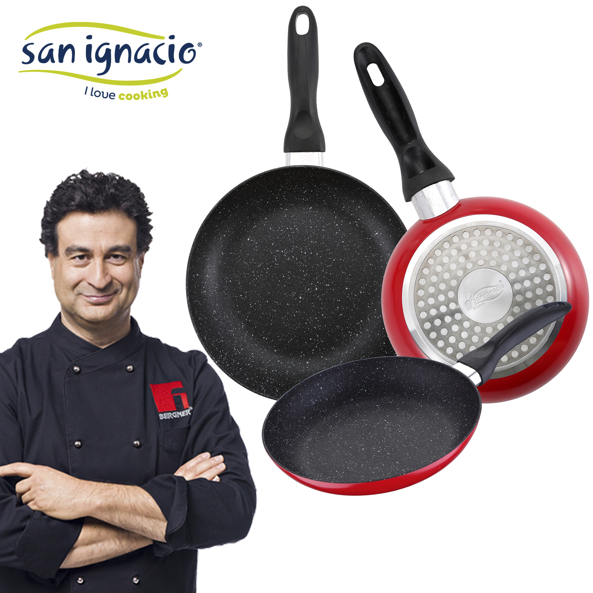 Chef con chaqueta negra junto a sartenes, una roja, otra negra con motas.