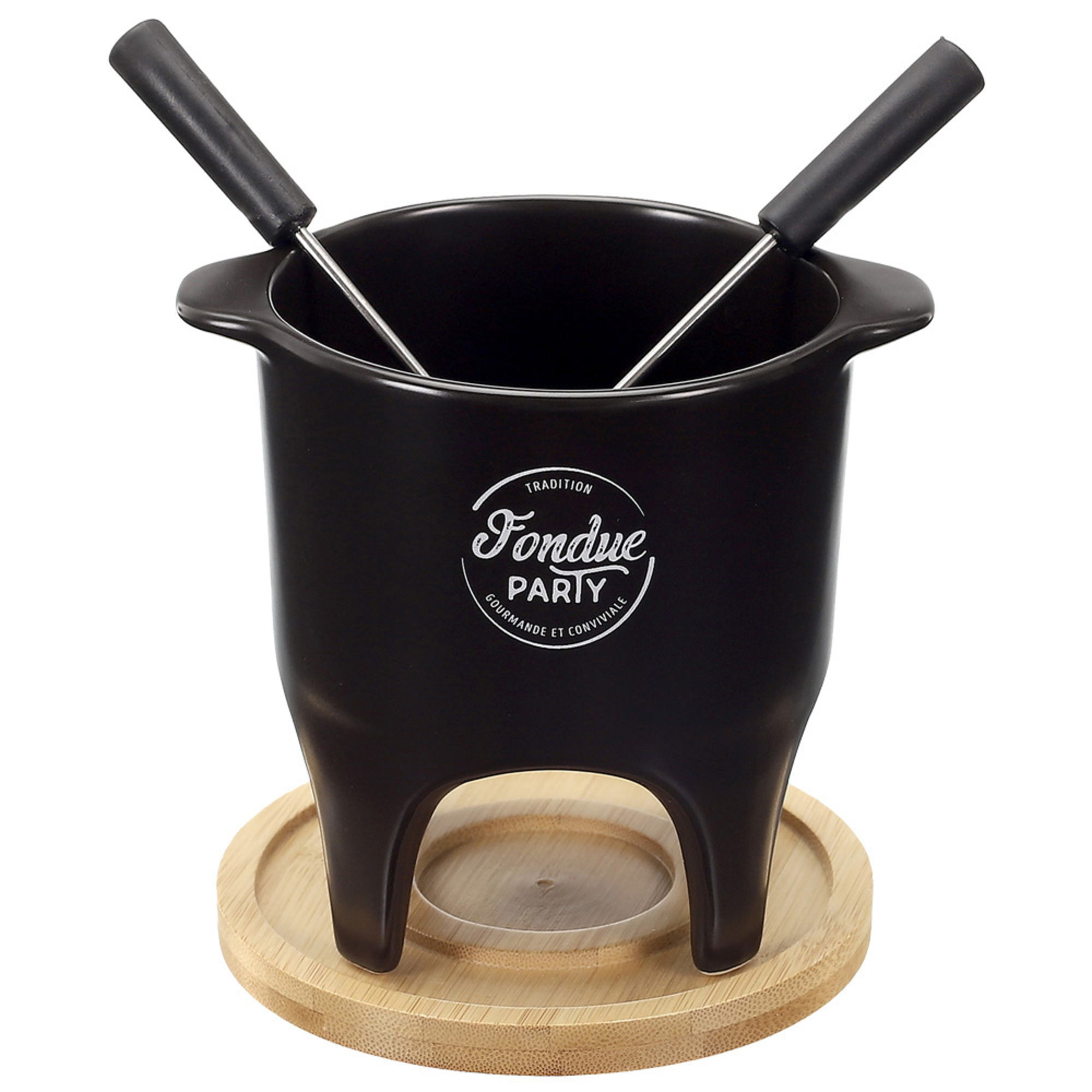 Pentola per fonduta nera con forchette su supporto in legno, sfondo bianco.