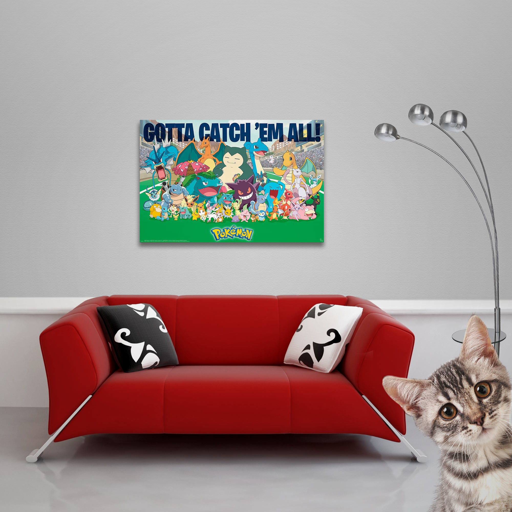 Pokemon-Poster an einer Wand, eine Katze, rotes Sofa und eine Lampe.