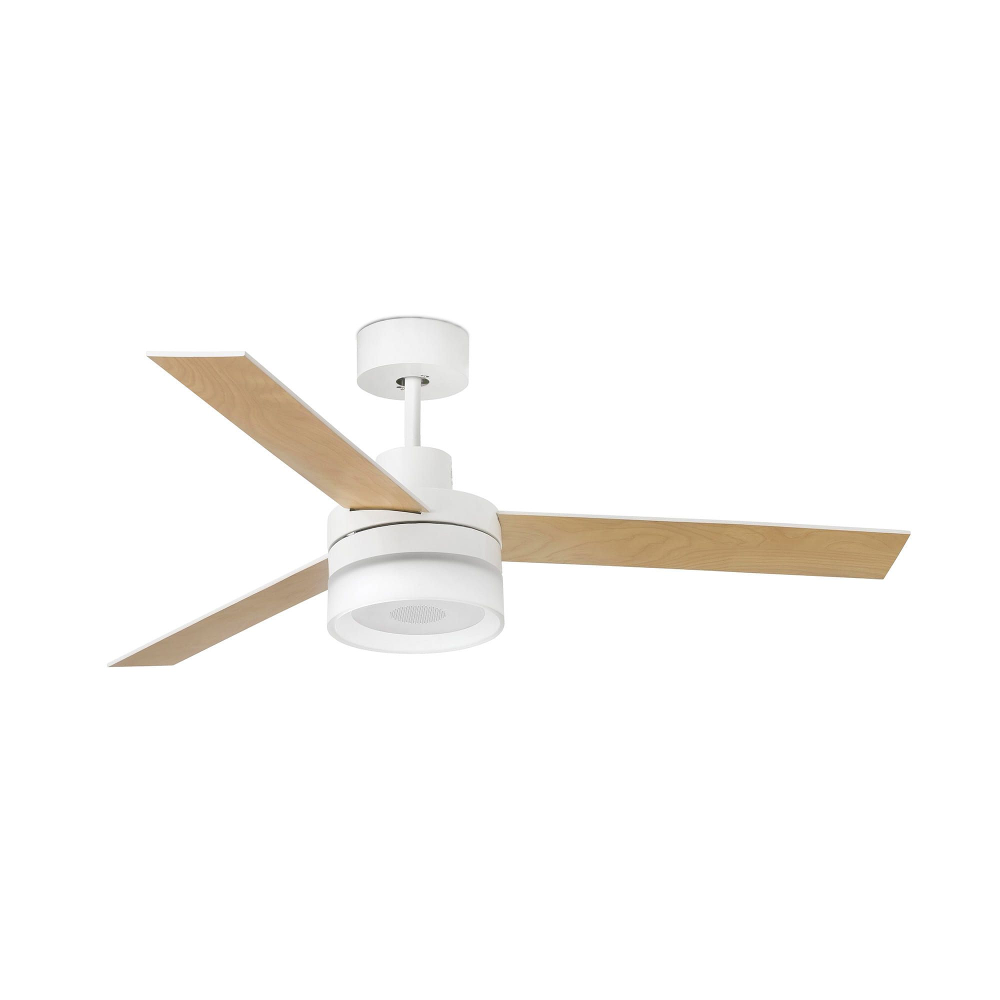 Weißer Deckenventilator mit Holzflügeln und eingebauter Leuchte.
