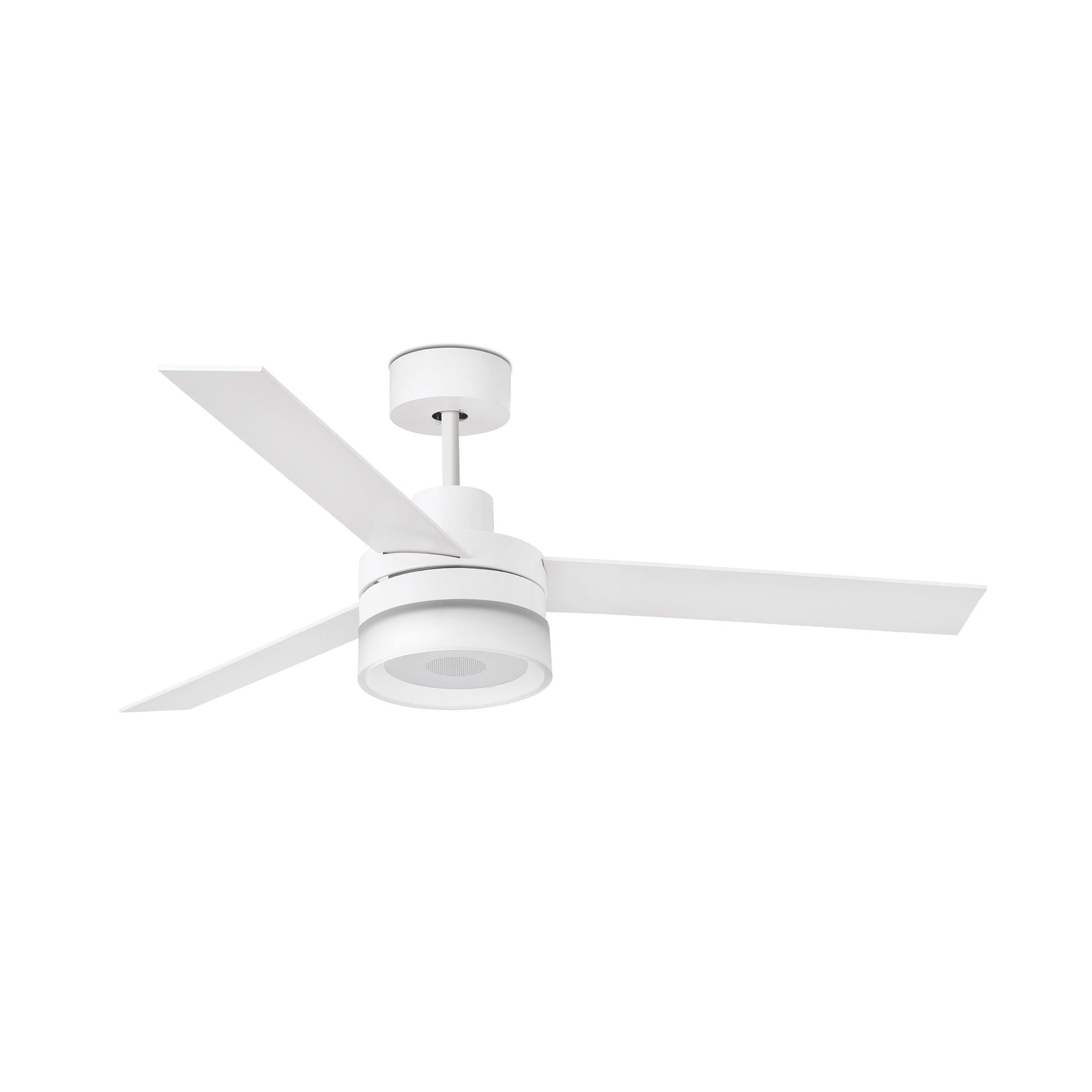 Weißer Deckenventilator mit drei Flügeln, auf weißem Untergrund.
