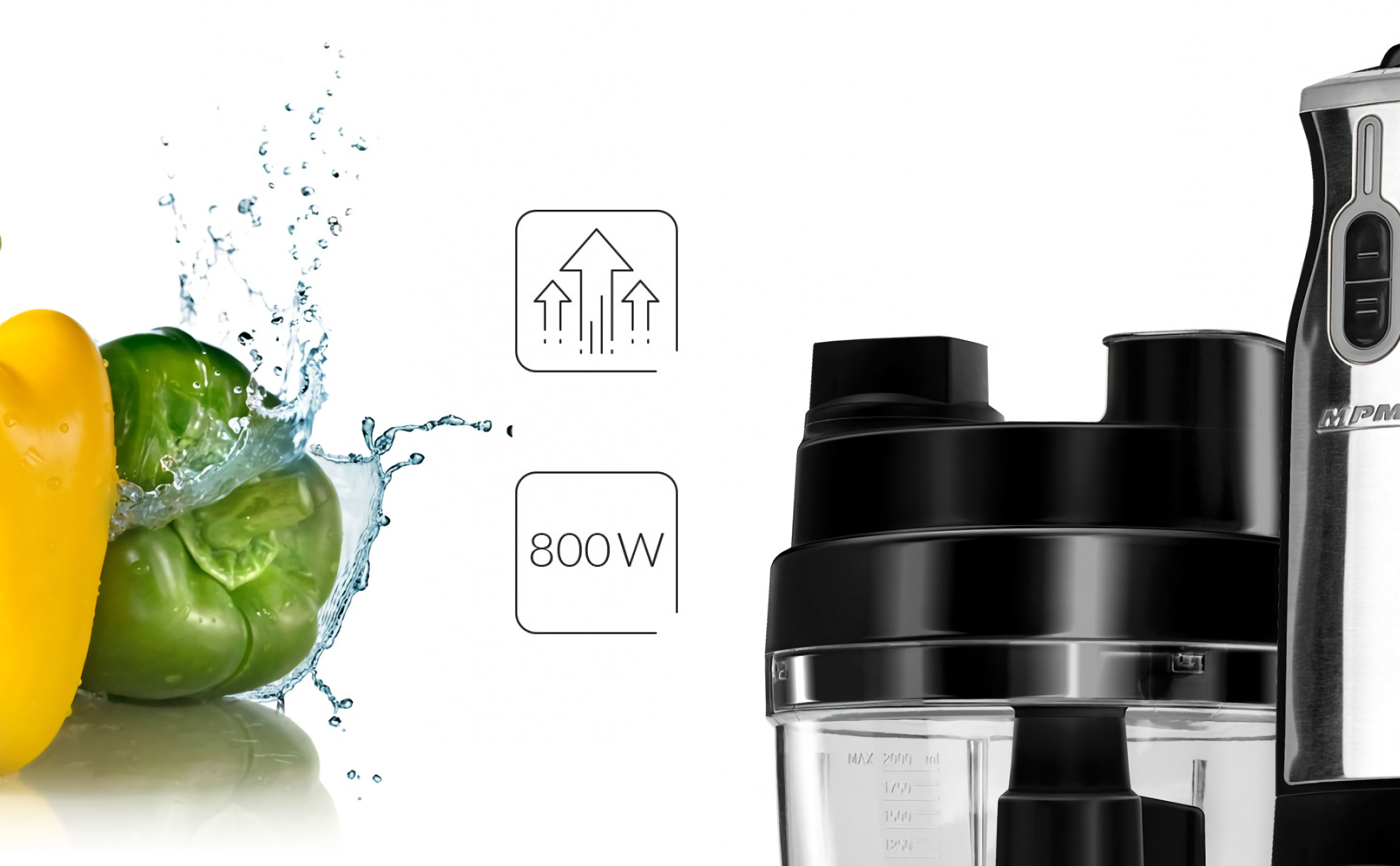 Ein Mixer mit schwarzem Behälter, einer gelben und grünen Paprika und Wasserspritzern.